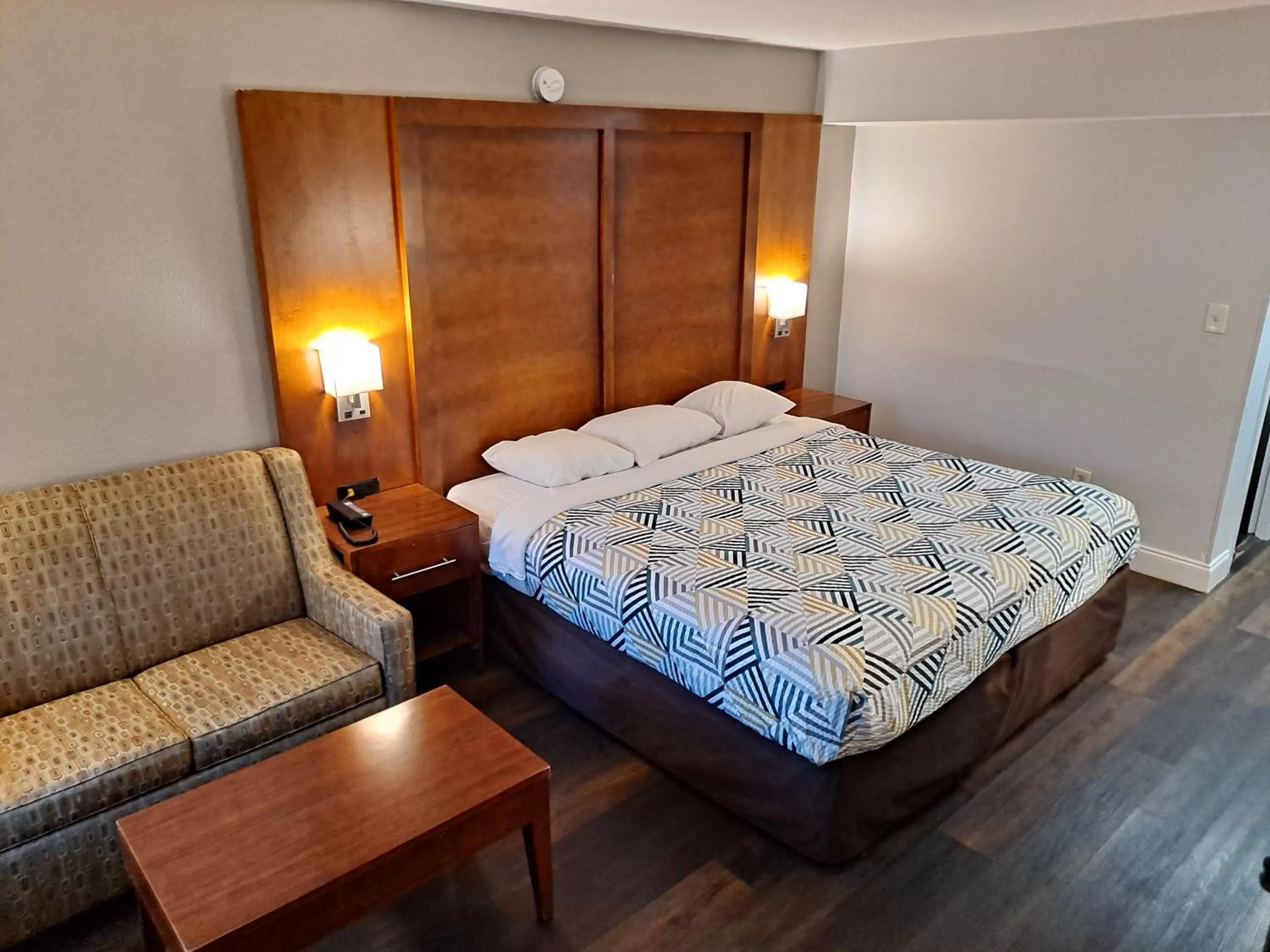 Bedroom, Bed in Motel 6 Catonsville MD Baltimore West