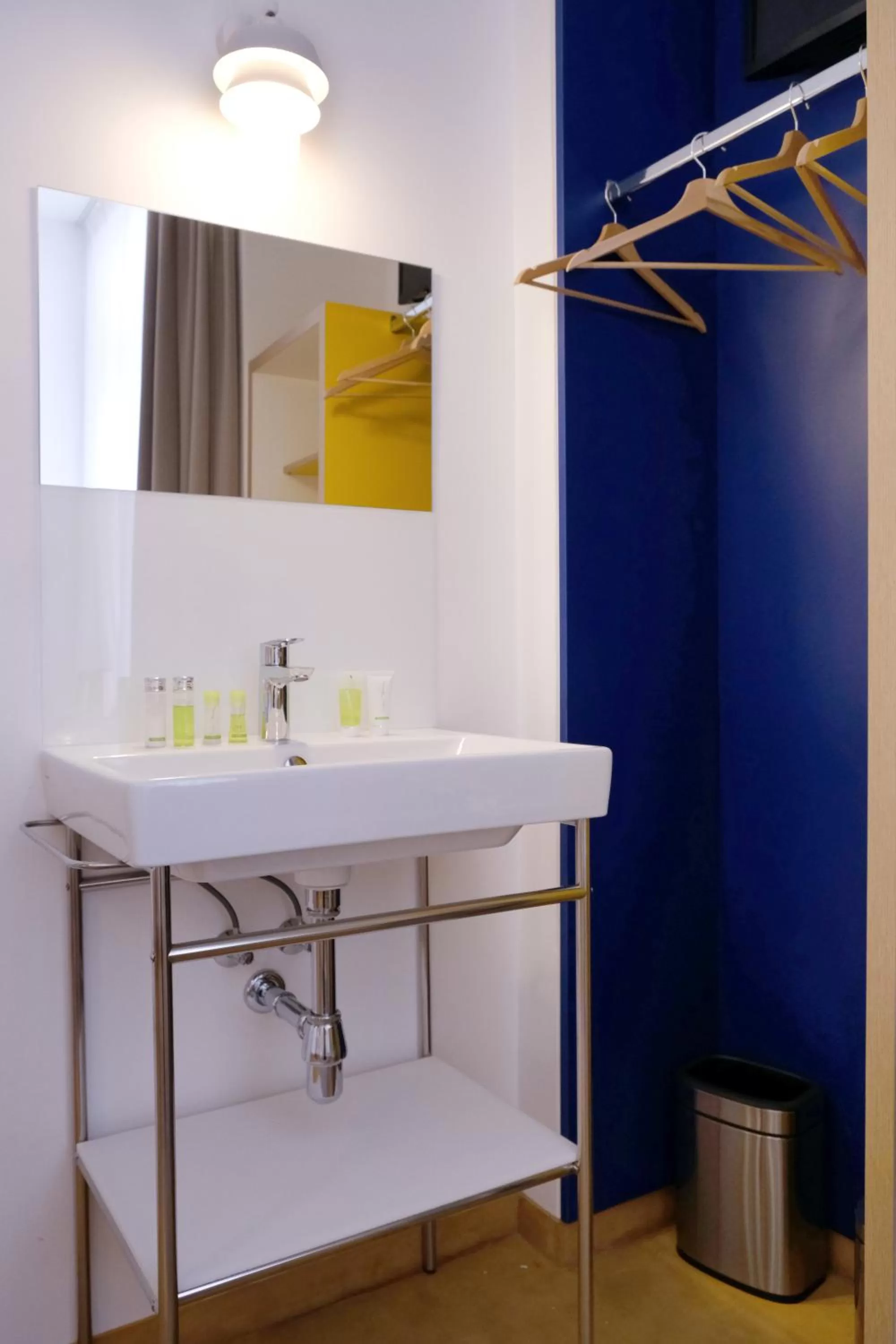 Bathroom in Hotel Avion - National Cultural Monument - ICONIC HOUSES ORG