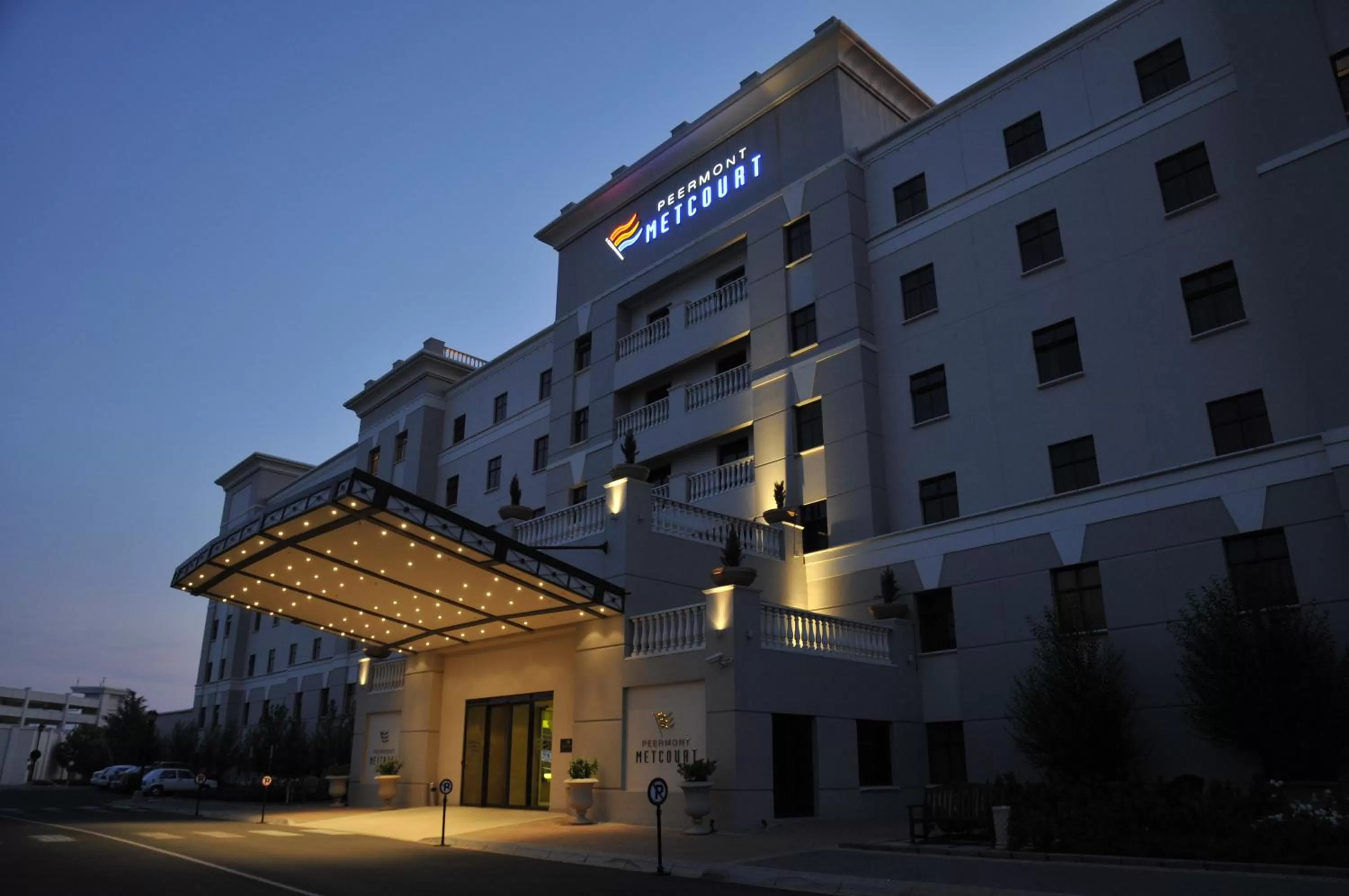 Property building in Metcourt at Emperors Palace