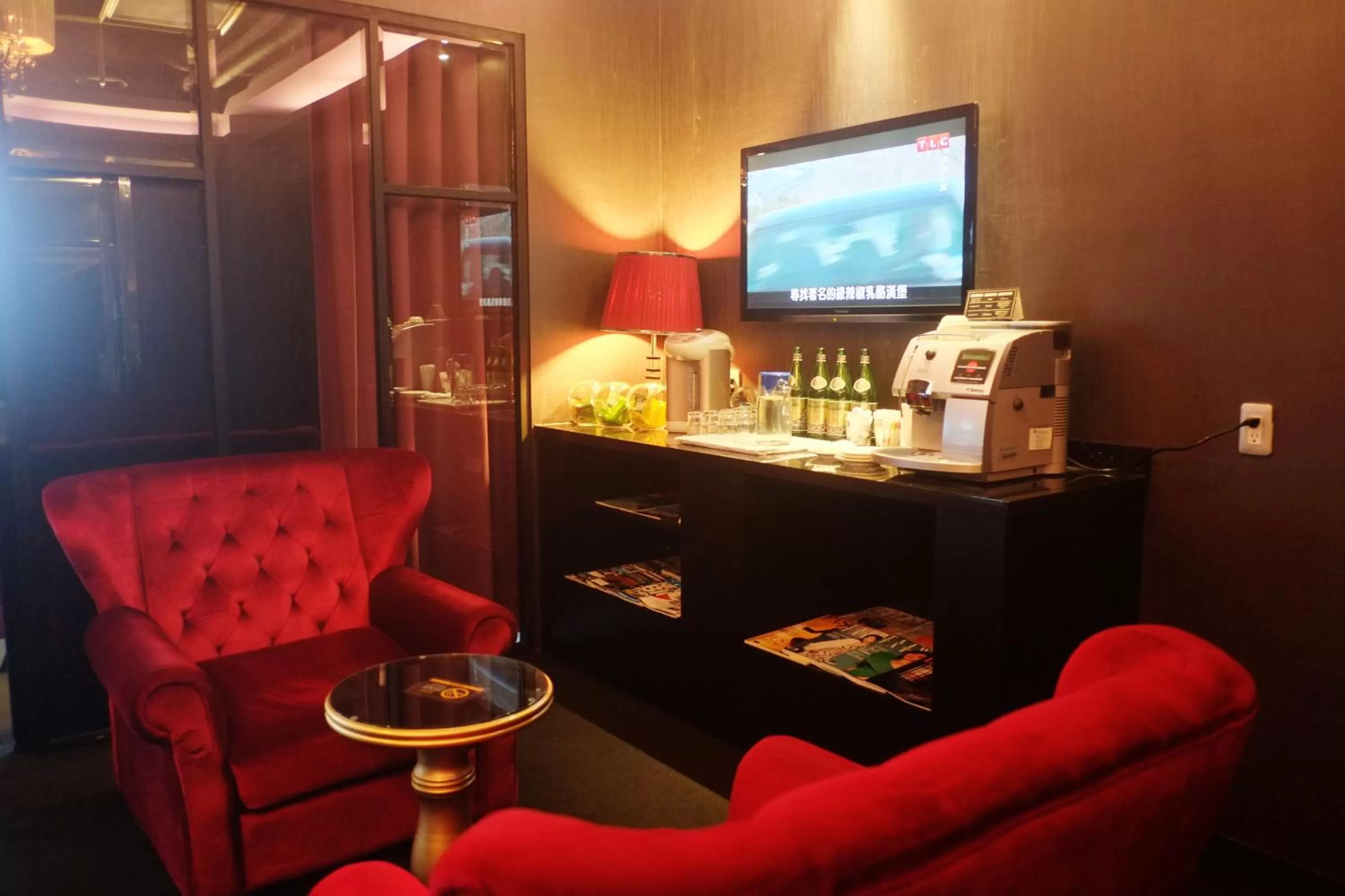 Communal lounge/ TV room in FX Hotel Taipei Nanjing East Road Branch