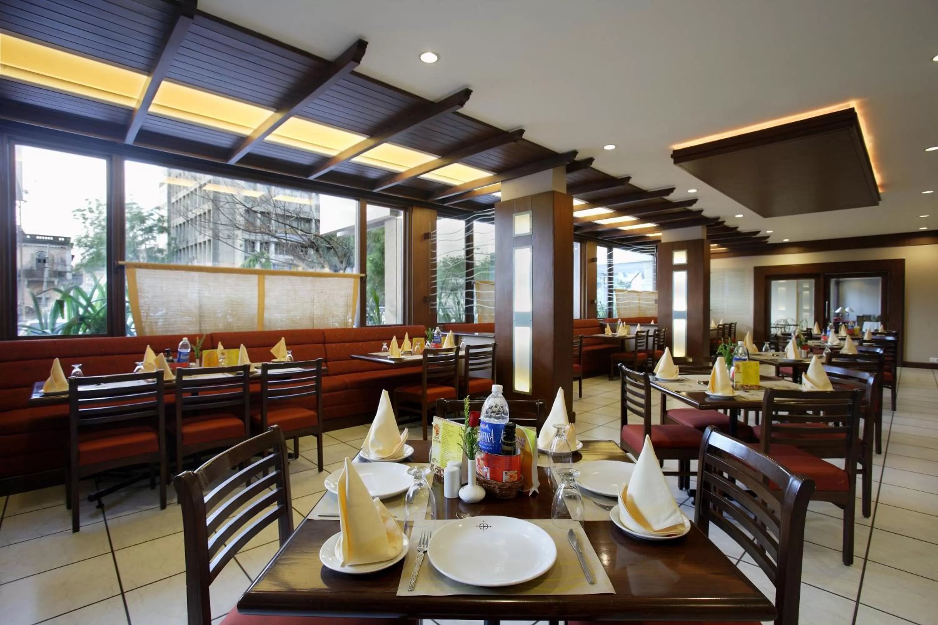 Restaurant/places to eat in Hotel Express Towers