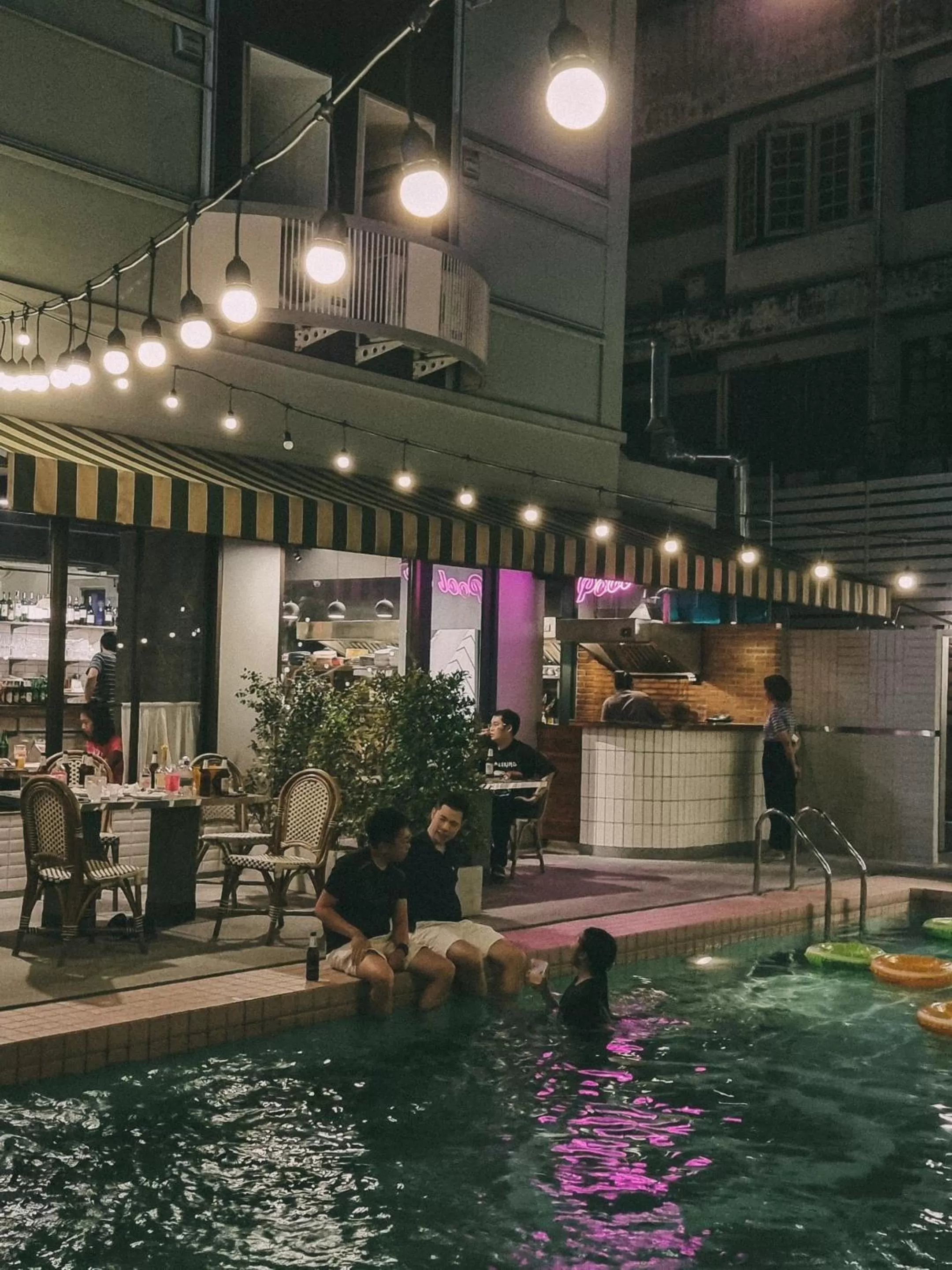 Restaurant/places to eat in Josh Hotel