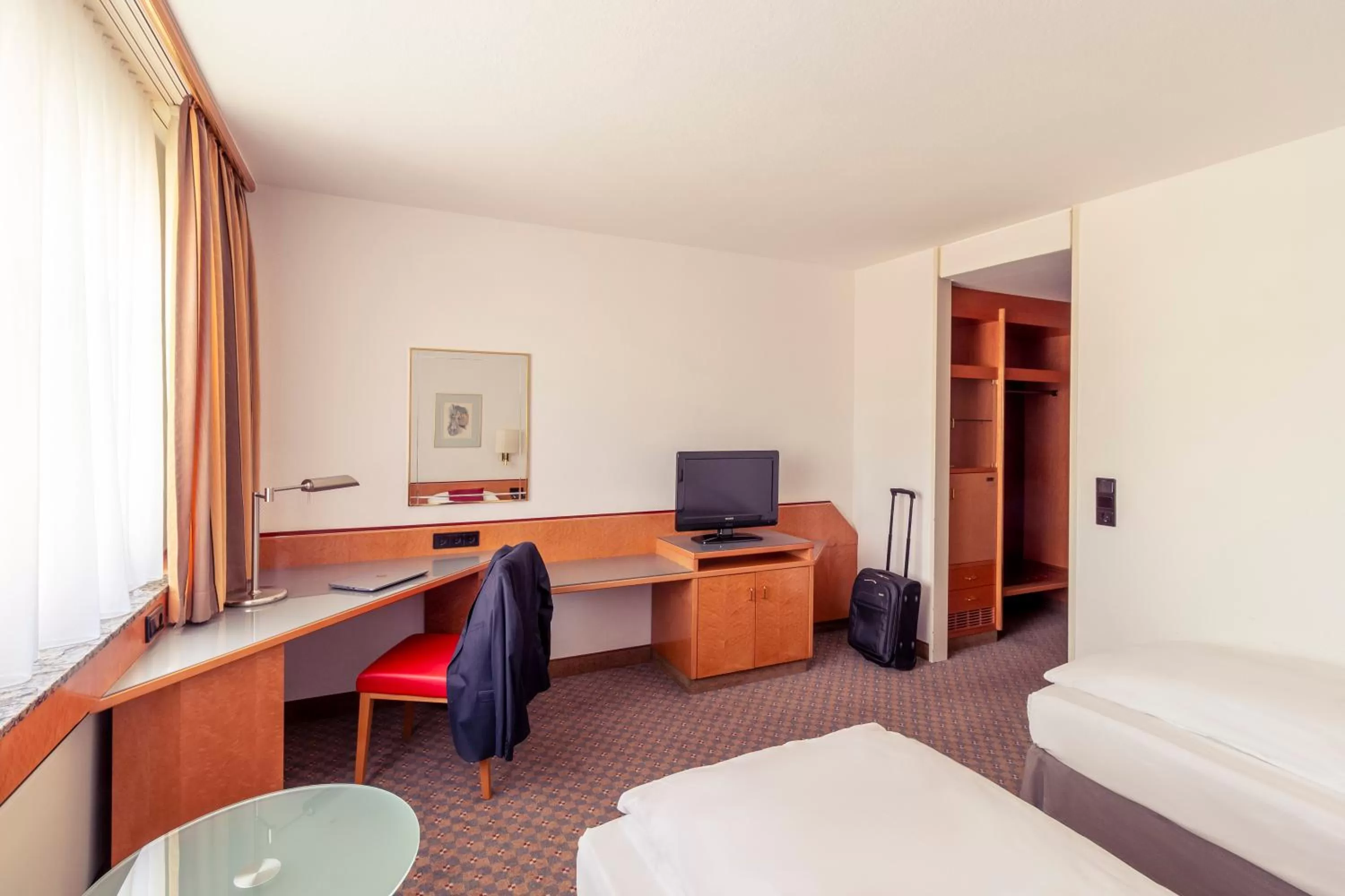 Photo of the whole room, Bed in Mercure Hotel Köln City Friesenstraße