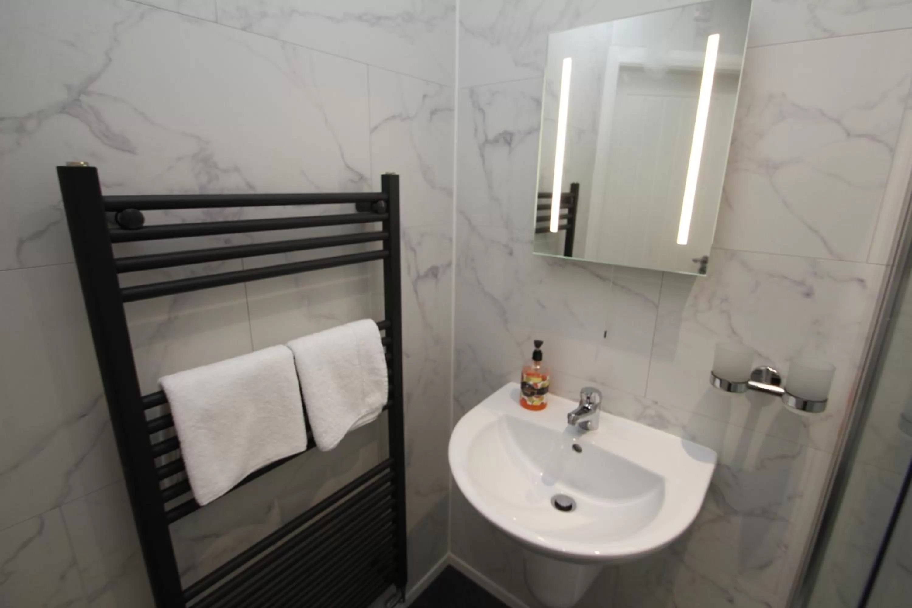 Bathroom, Bed in North Coast Motel