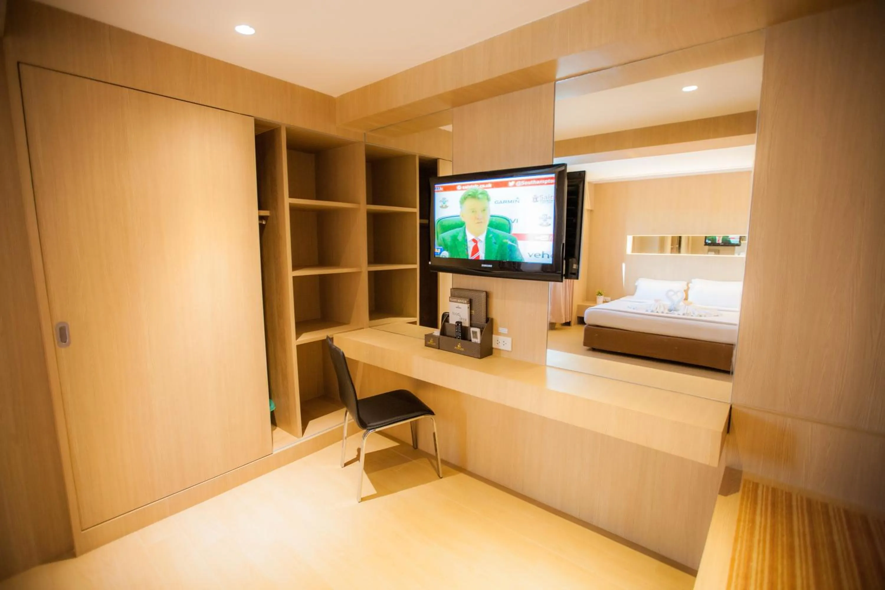 TV and multimedia, Bed in Golden City Rayong Hotel