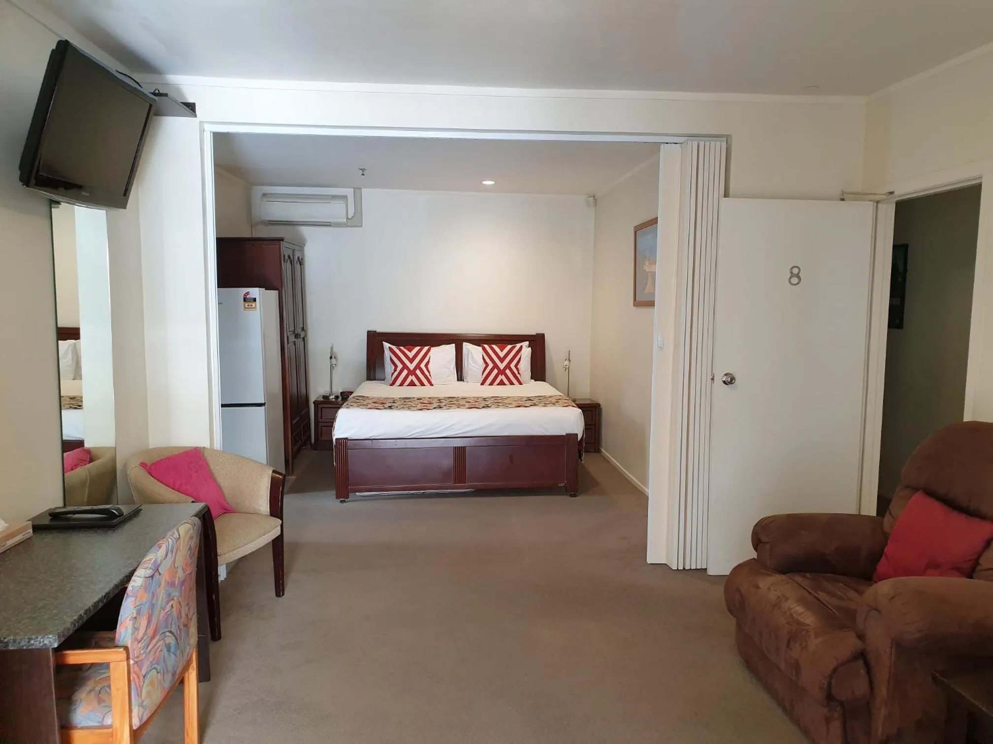 Bed in At Eden Park Motel