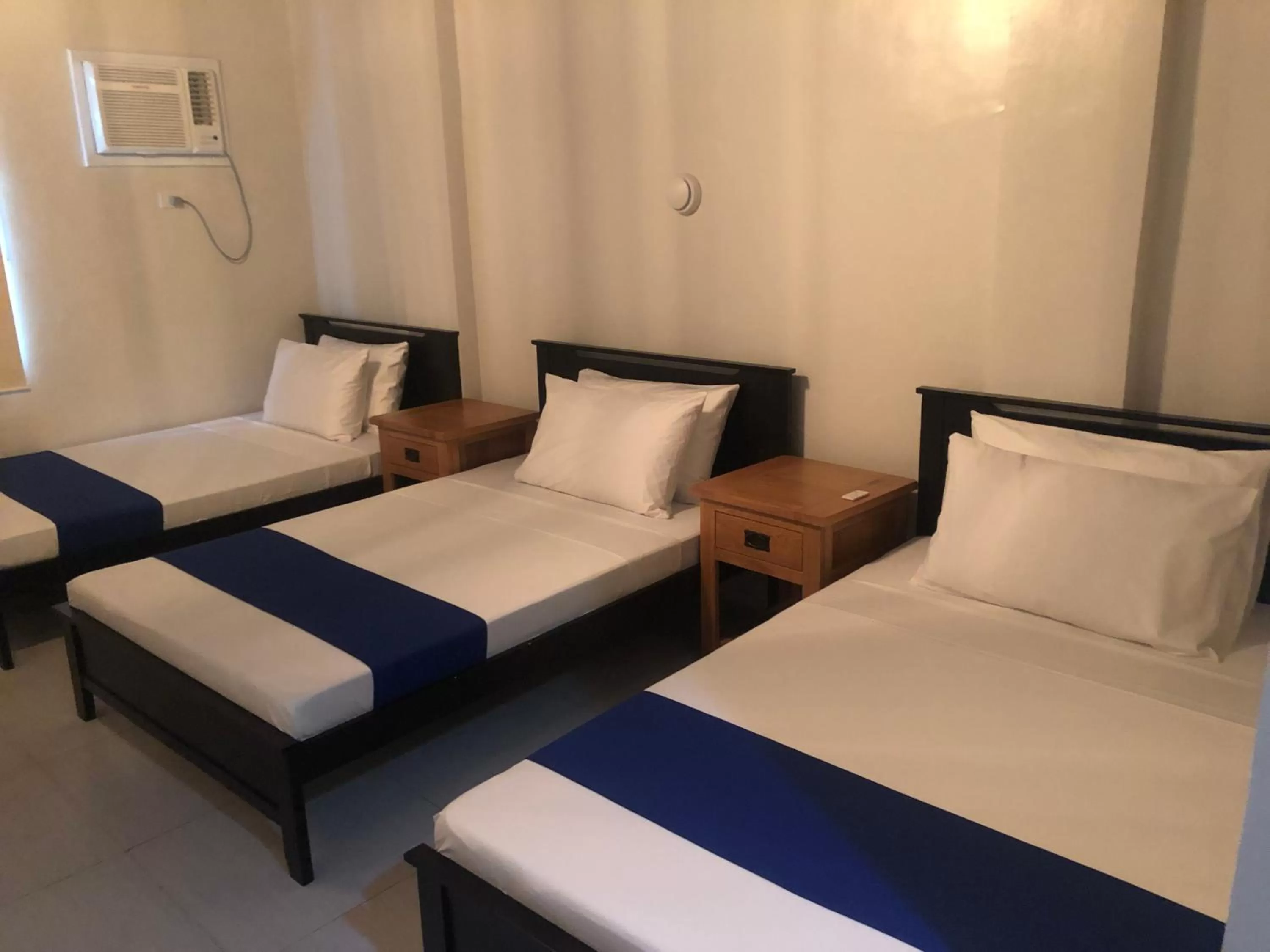 Bed in South Anchorage Inn