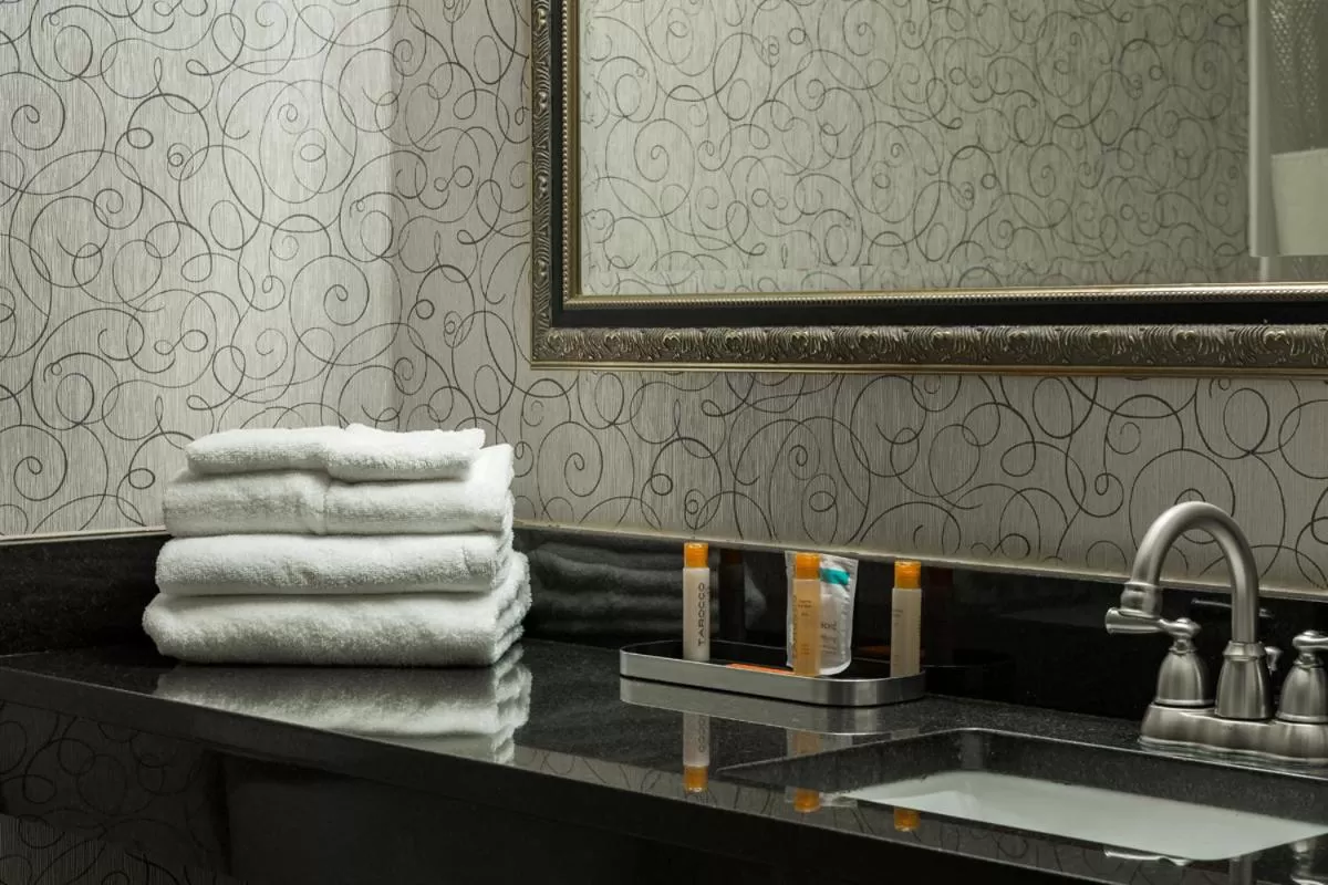 Bathroom in Colonial Hotel