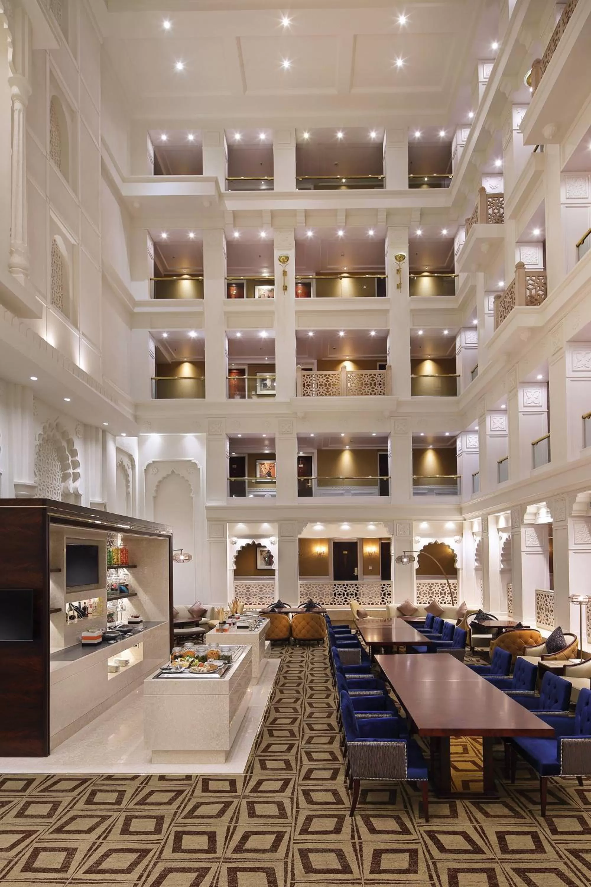 Lounge or bar in Sheraton Grand Pune Bund Garden Hotel