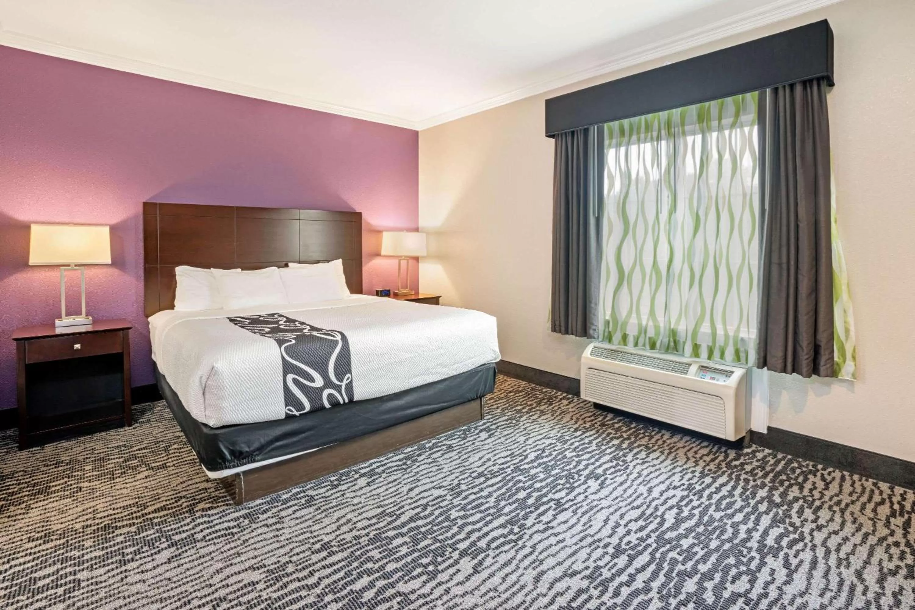 Photo of the whole room, Bed in La Quinta by Wyndham Houston - Magnolia