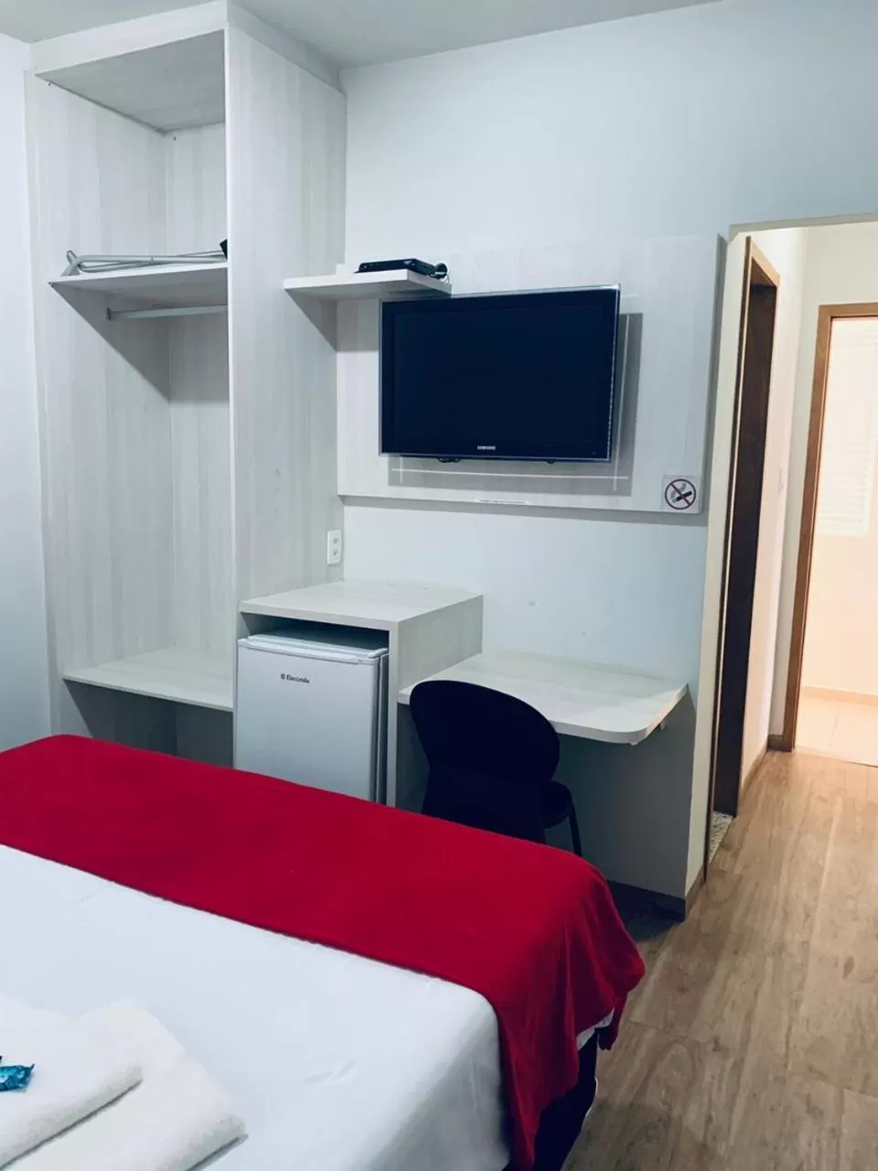 Bed, TV/Entertainment Center in Hotel Central de Anápolis