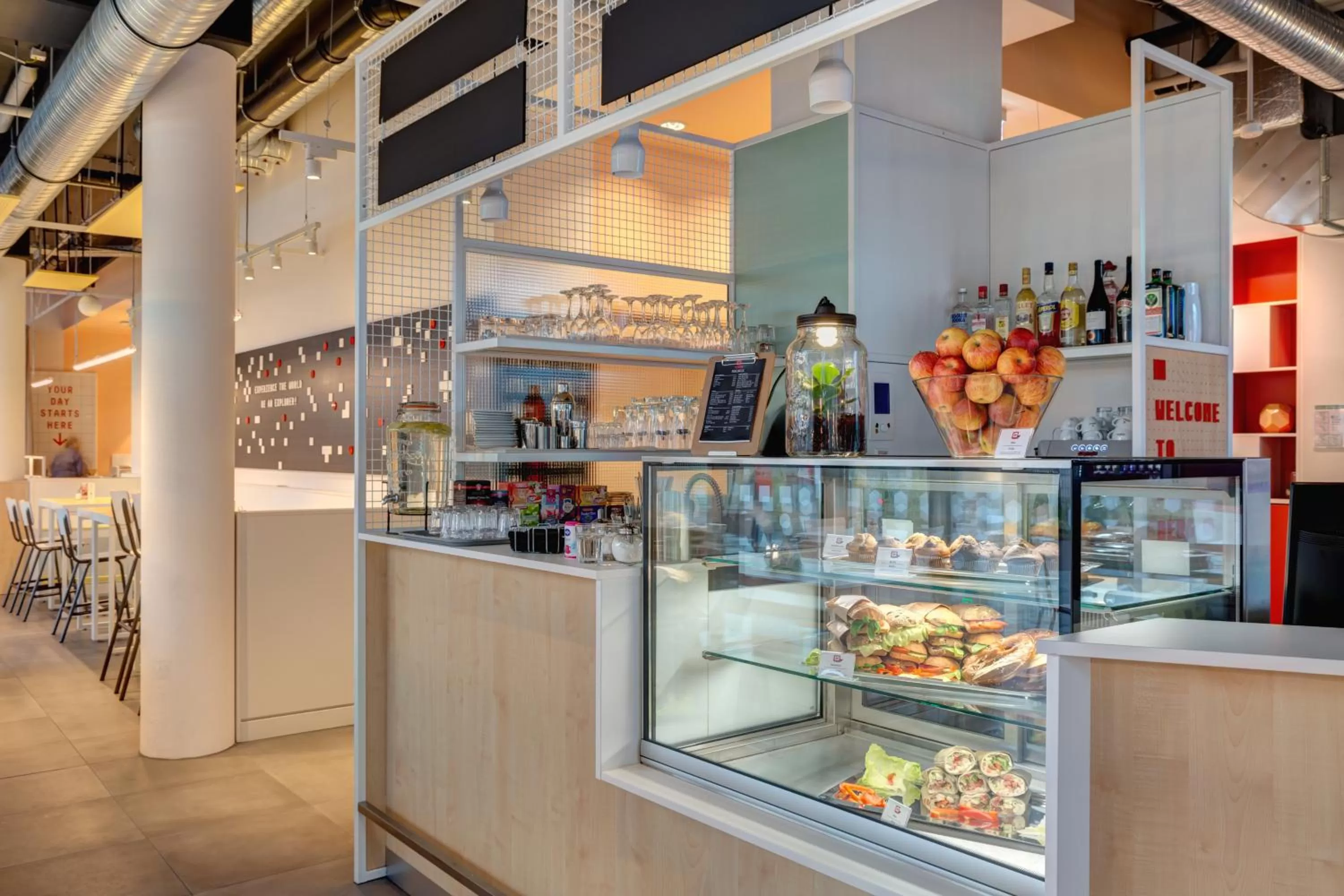 Lounge or bar in MEININGER Hotel Heidelberg Hauptbahnhof