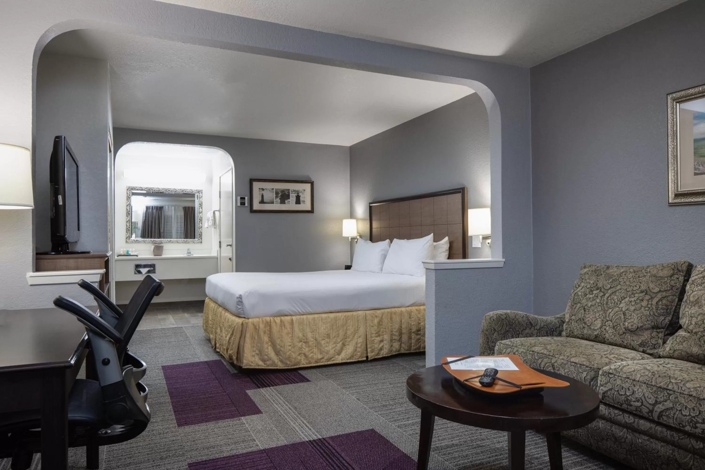 Photo of the whole room, Bed in Atherton Park Inn and Suites