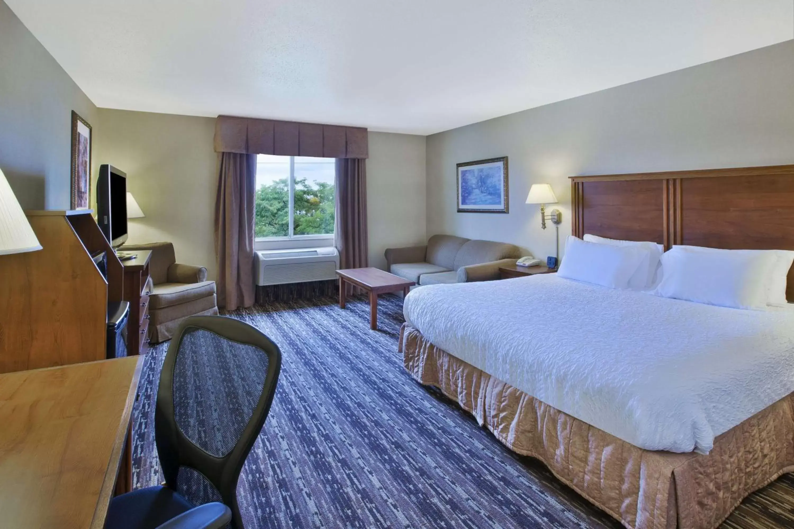 King Room with Sofa Bed and Study - Non-Smoking in Hampton Inn Pittsburgh Area-Beaver Valley-Center Township King Room with Sofa Bed and Study - Non-Smoking in Hampton Inn Pittsburgh Area-Beaver Valley-Center Township