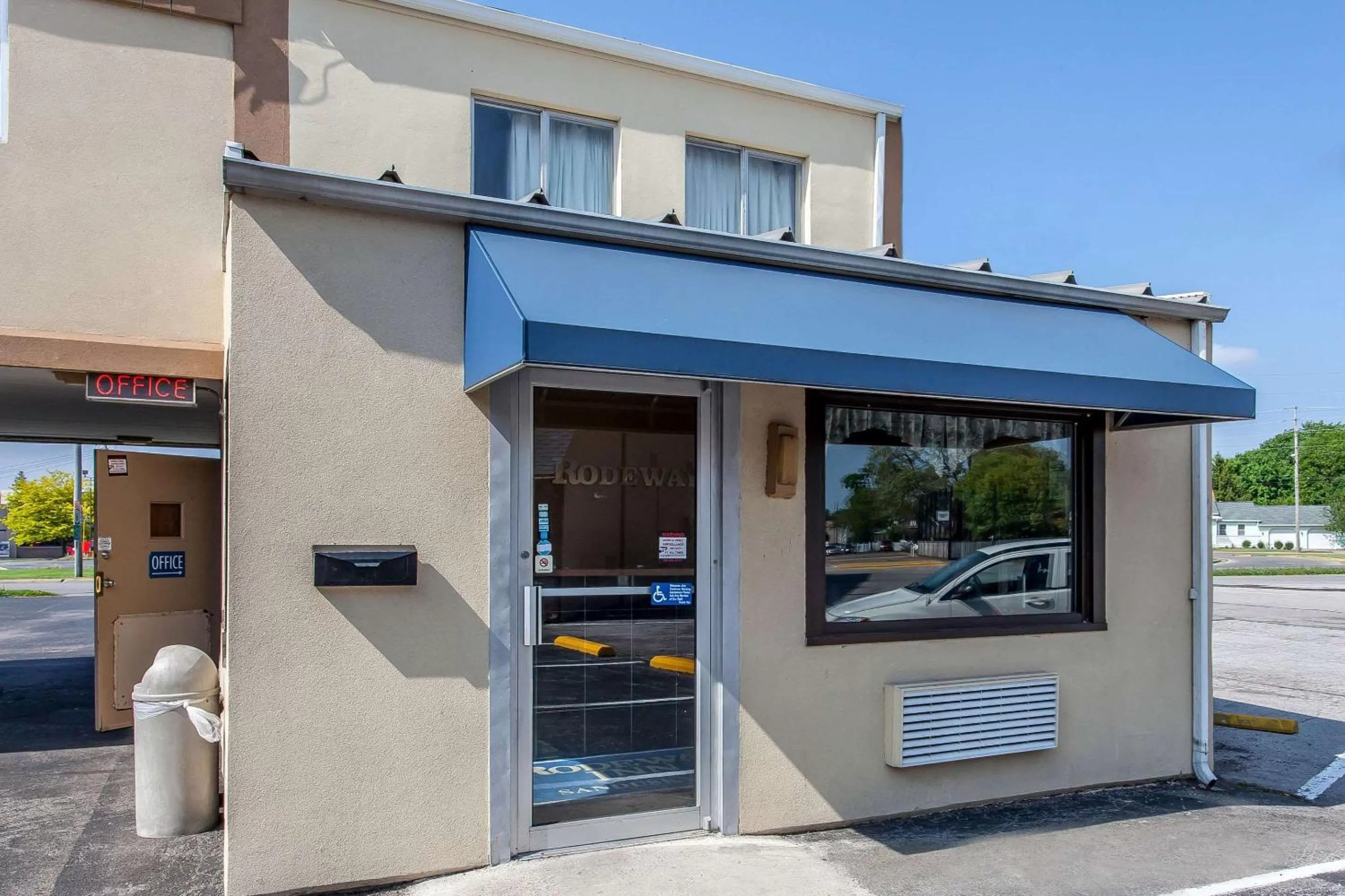 Property building in Rodeway Inn Sandusky North