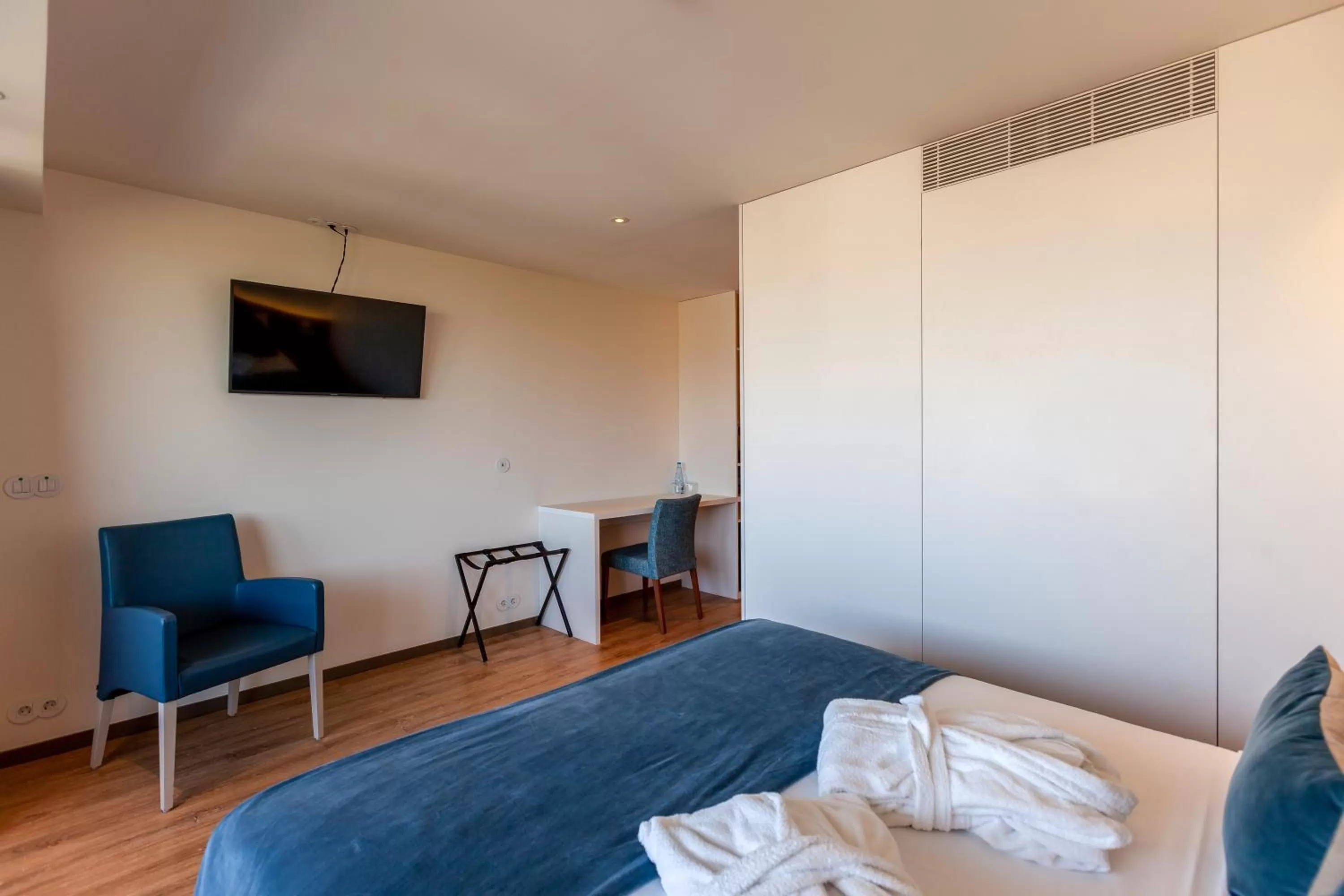 Photo of the whole room, Bed in Sea Porto Hotel