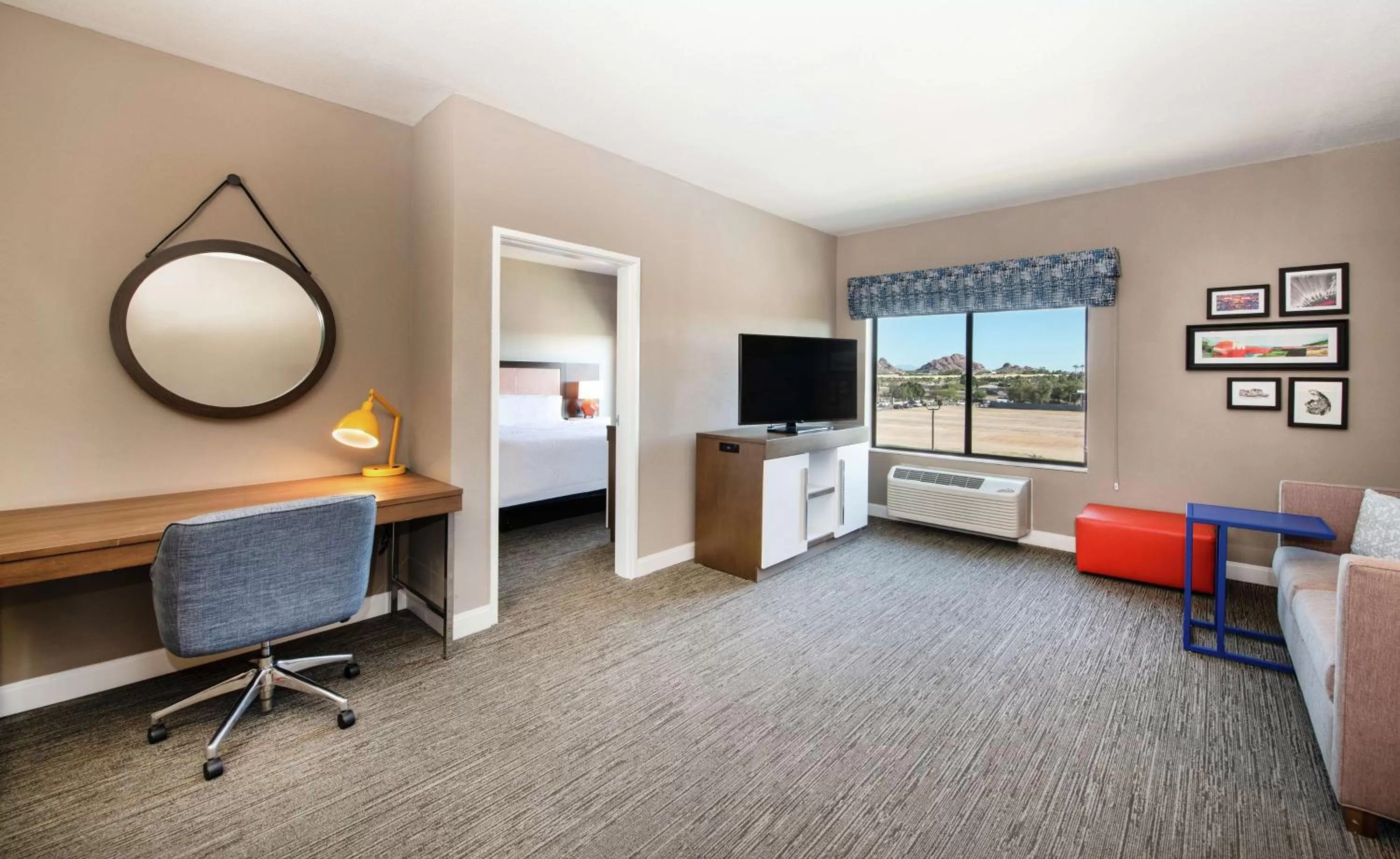 Bedroom in Hampton Inn Phoenix Airport North