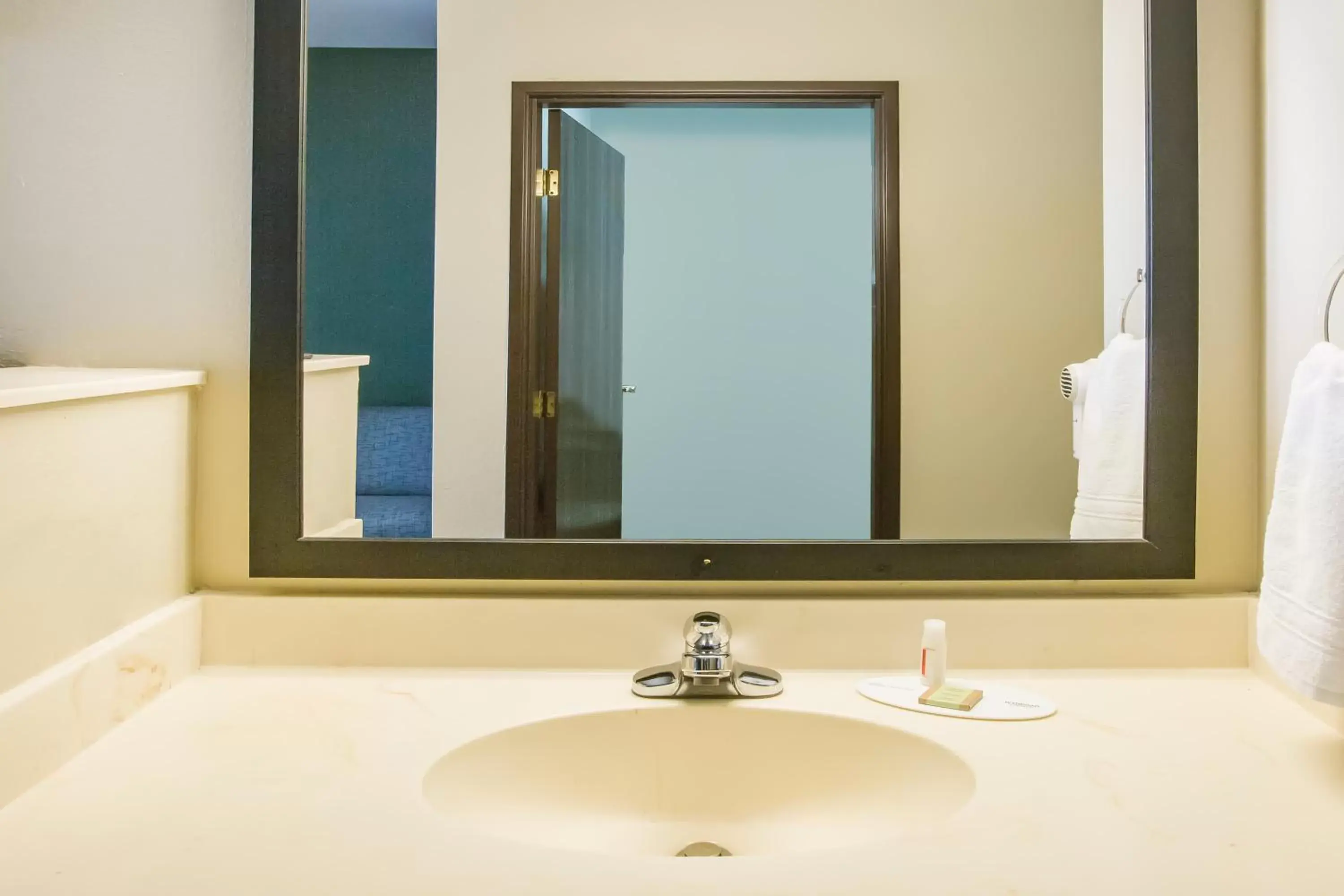 King Room with Bath Tub - Mobility/Hearing Accessible - Non-Smoking in Super 8 by Wyndham Port Arthur/Nederland Area King Room with Bath Tub - Mobility/Hearing Accessible - Non-Smoking in Super 8 by Wyndham Port Arthur/Nederland Area