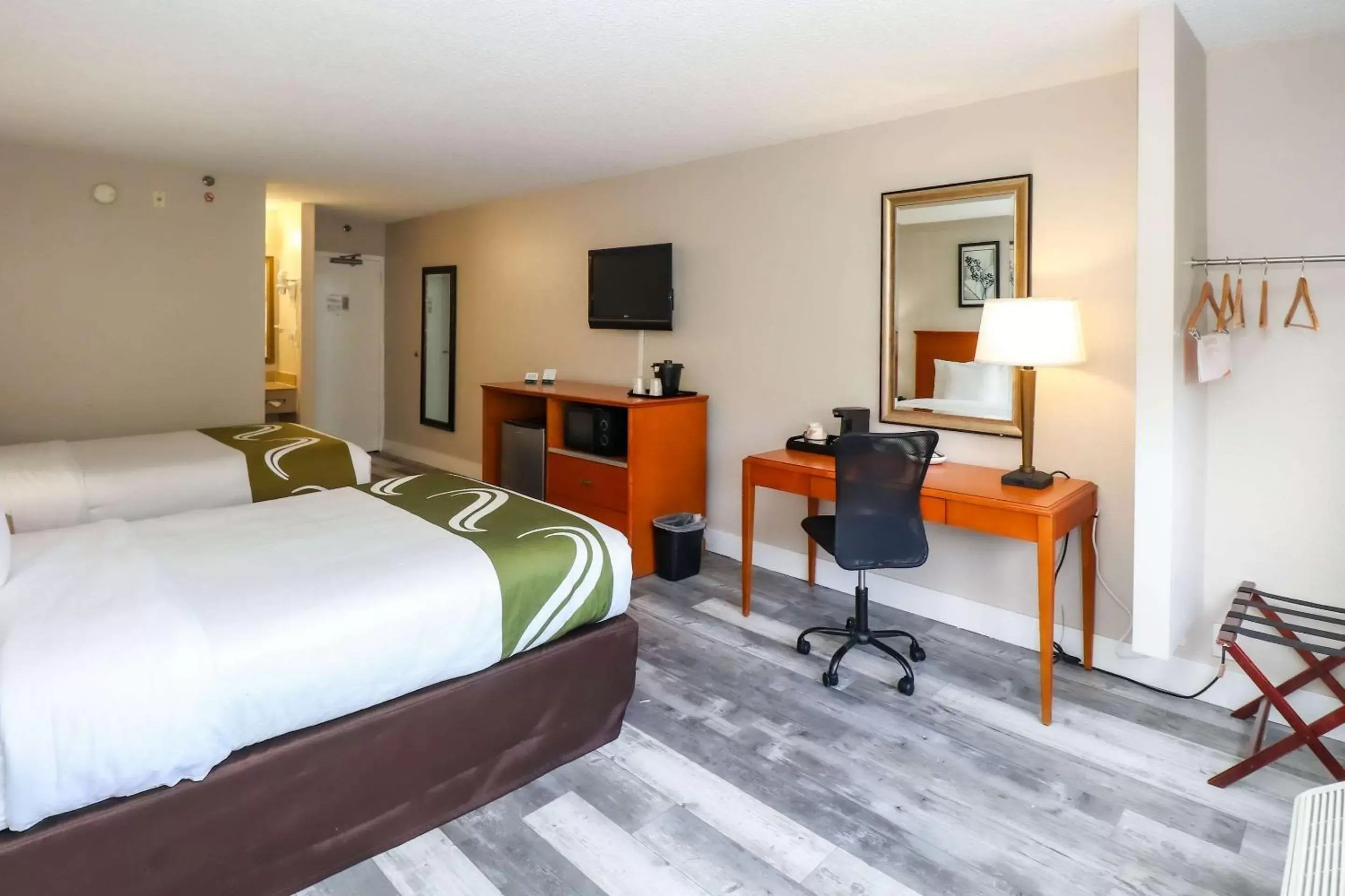 Double Room with Two Double Beds and Interior Hall - Non-Smoking/Bathtub in Quality Inn Miami Airport - Doral Double Room with Two Double Beds and Interior Hall - Non-Smoking/Bathtub in Quality Inn Miami Airport - Doral