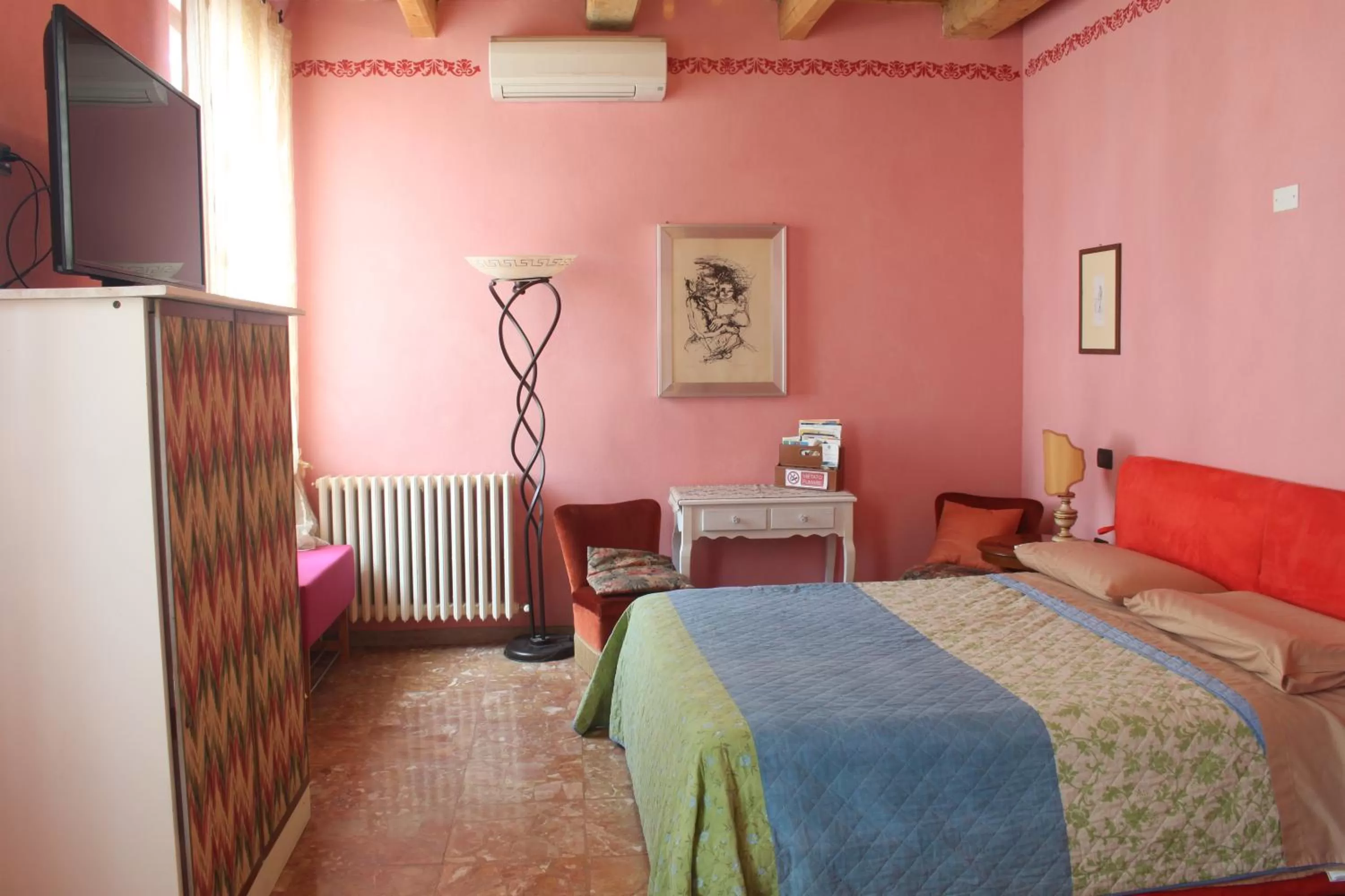 Photo of the whole room, Bed in B&B Polirone