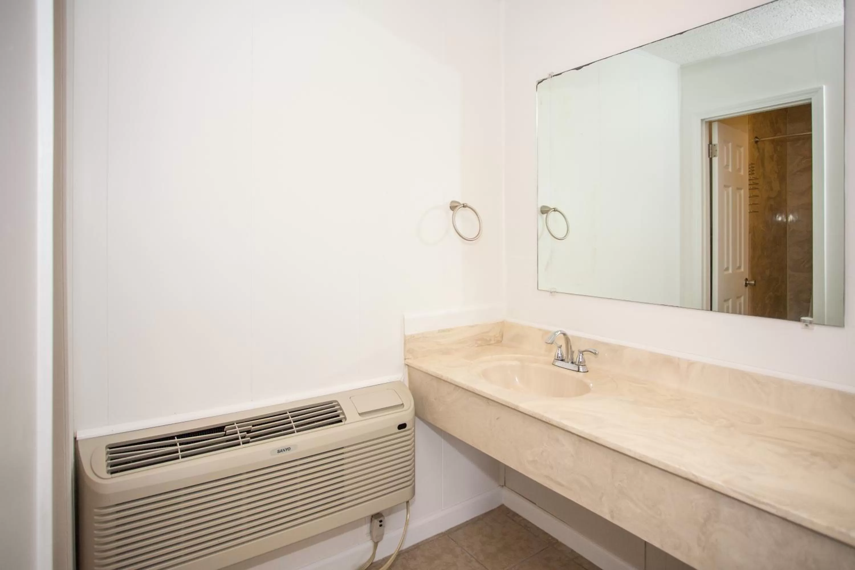 Bathroom in Sunset Motel