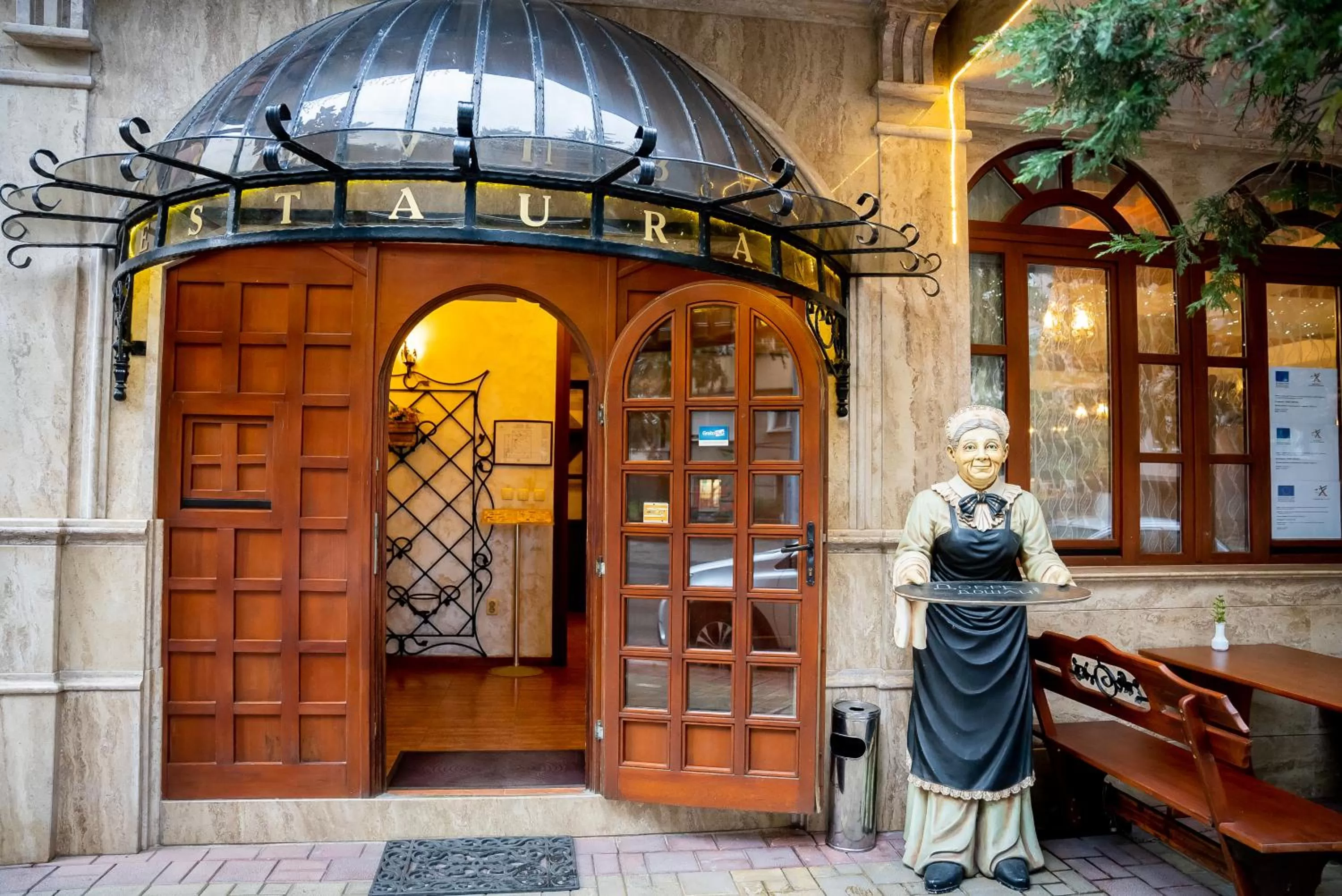 Restaurant/places to eat in Globus Hotel