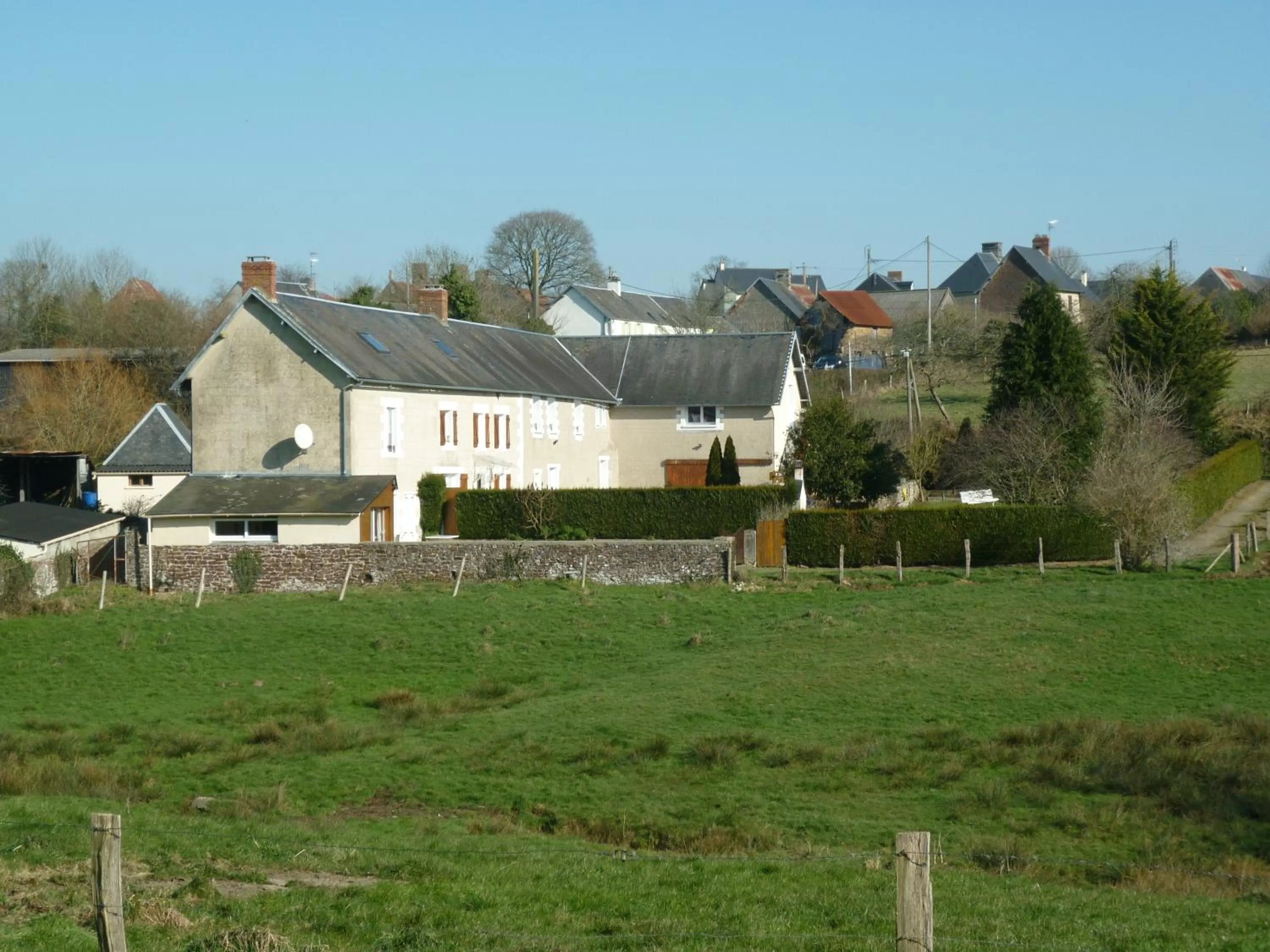 Facade/entrance in La Parisiere