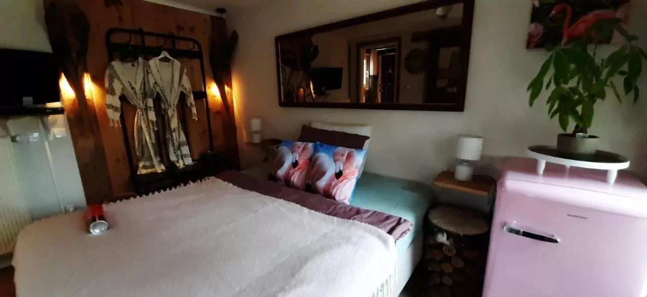 Property building, Bed in Naturistenlogement Wellness & Beauty