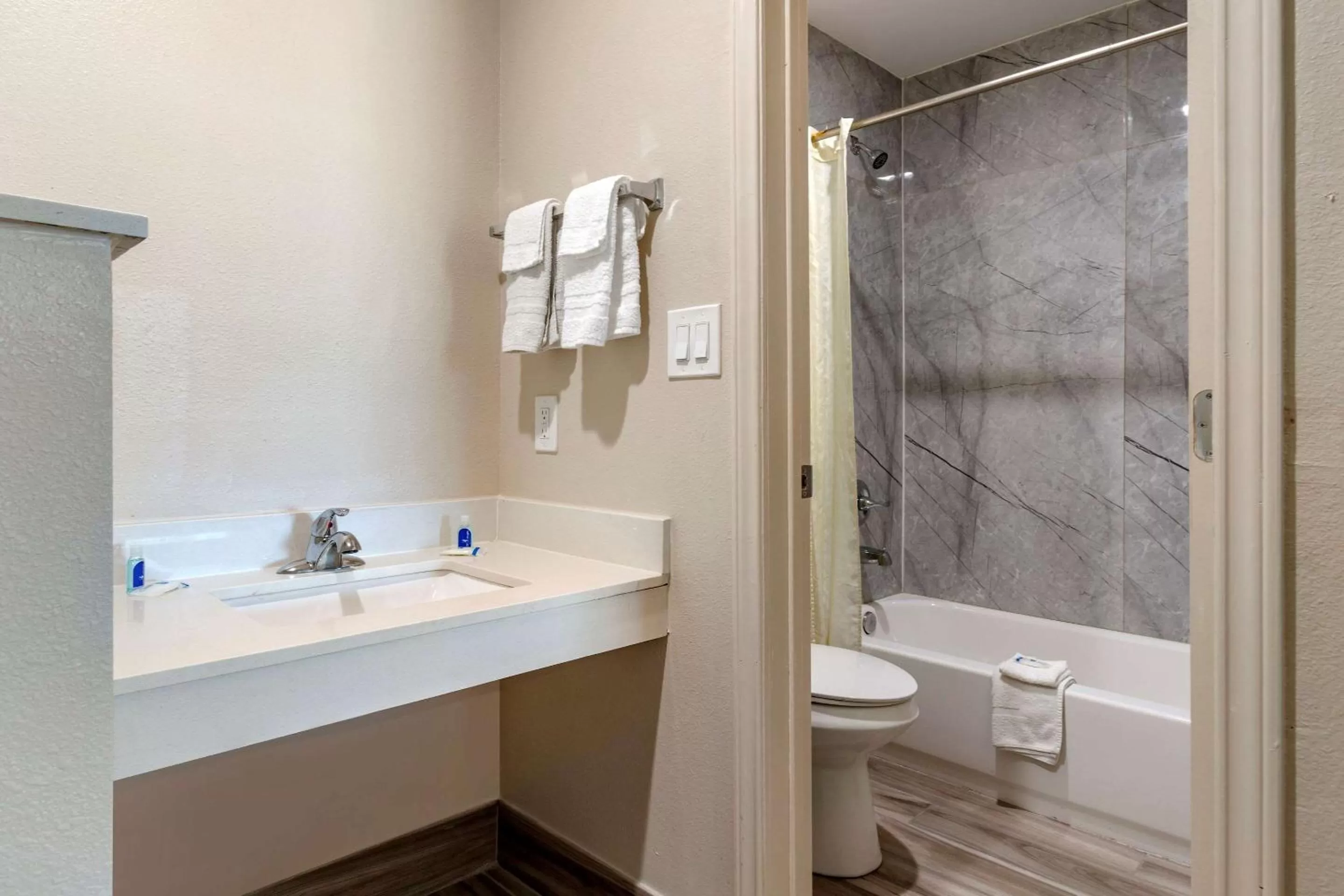 Bathroom in Rodeway Inn Caldwell