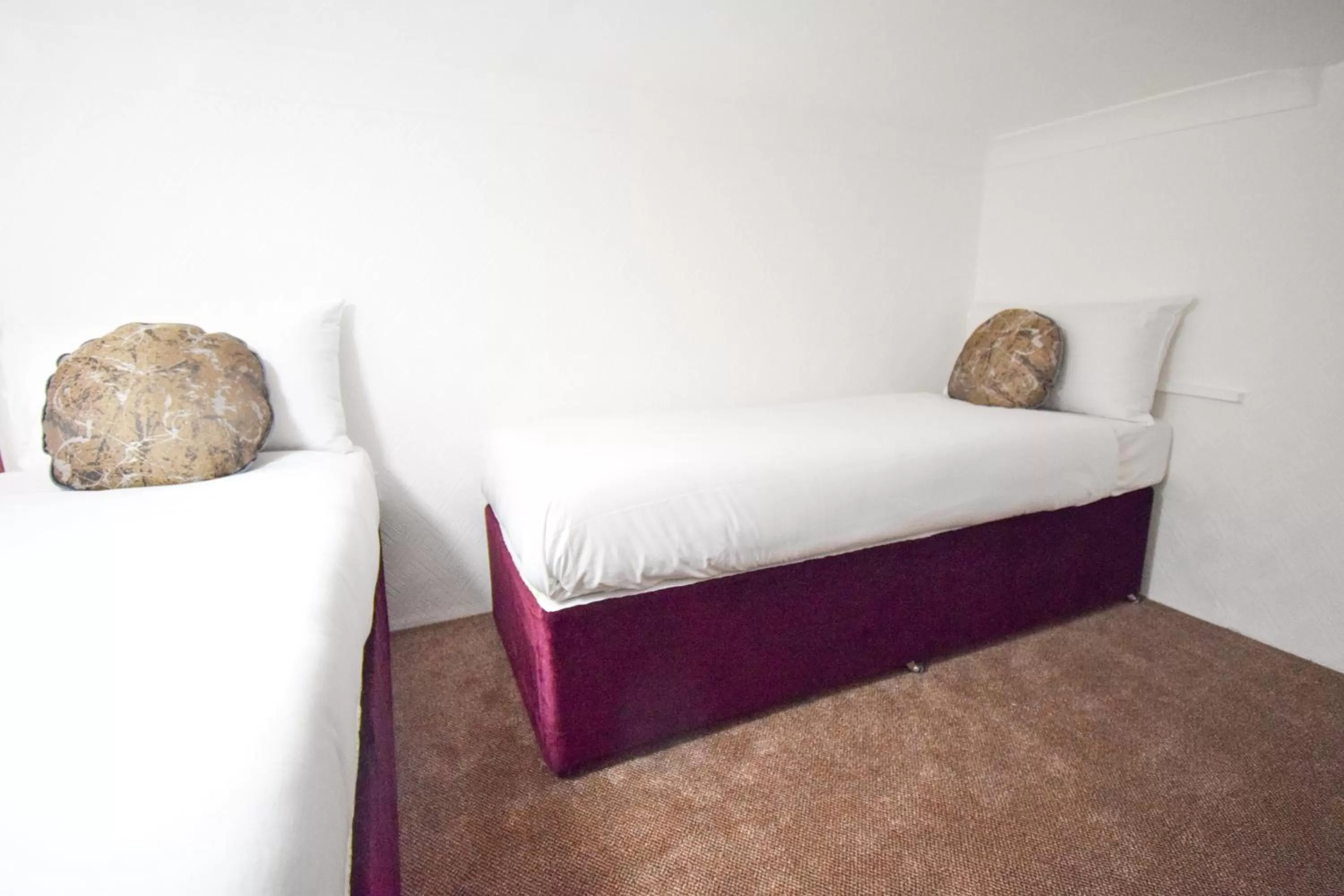 Bed in Pembridge Palace Hotel