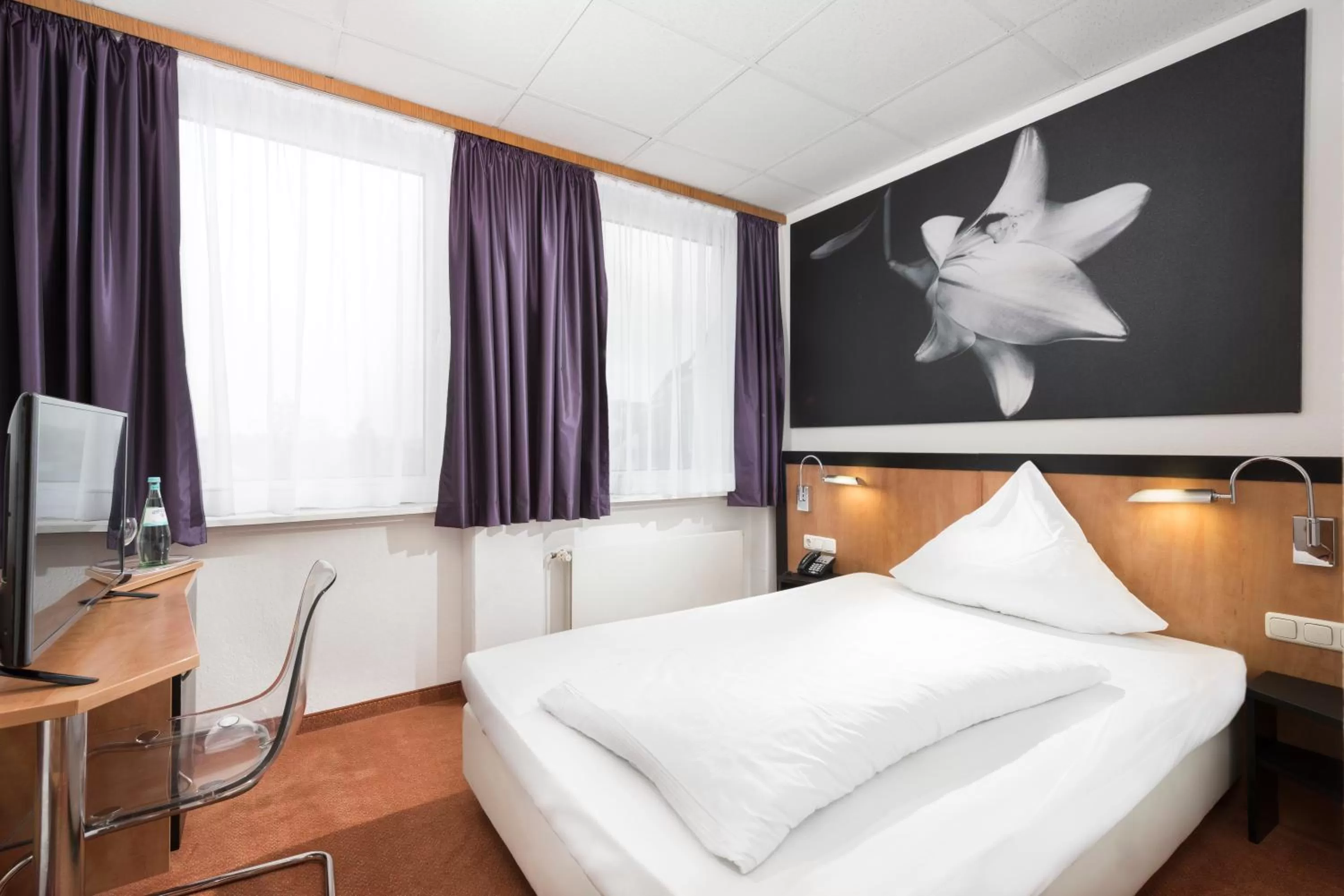 Photo of the whole room, Bed in Days Inn Dortmund West