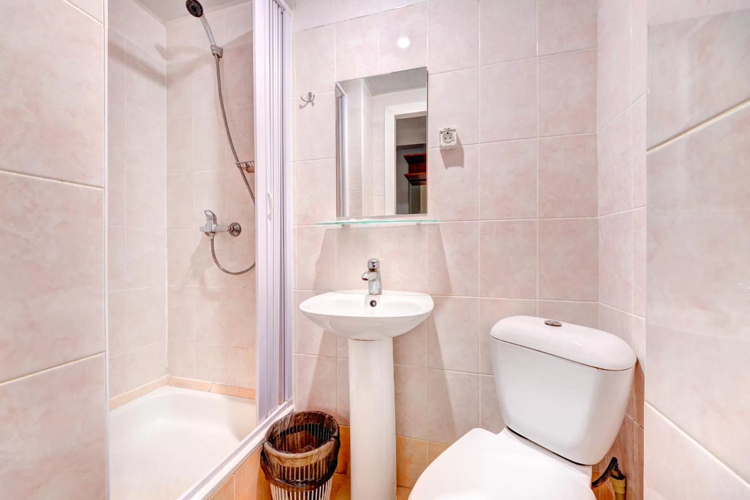 Shower in Holosiyvsky Hotel