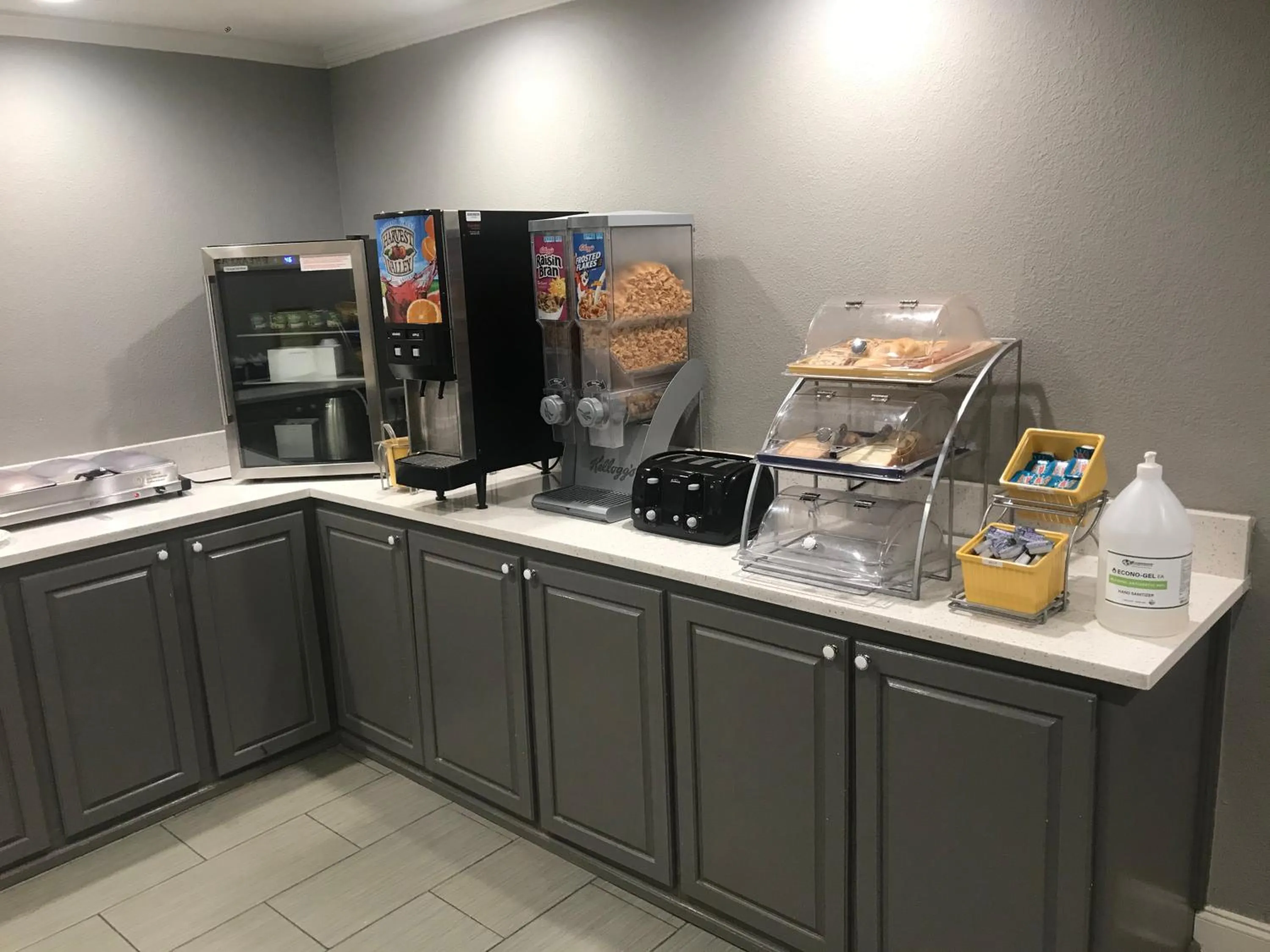 Breakfast in Days Inn & Suites by Wyndham Collierville Germantown Area