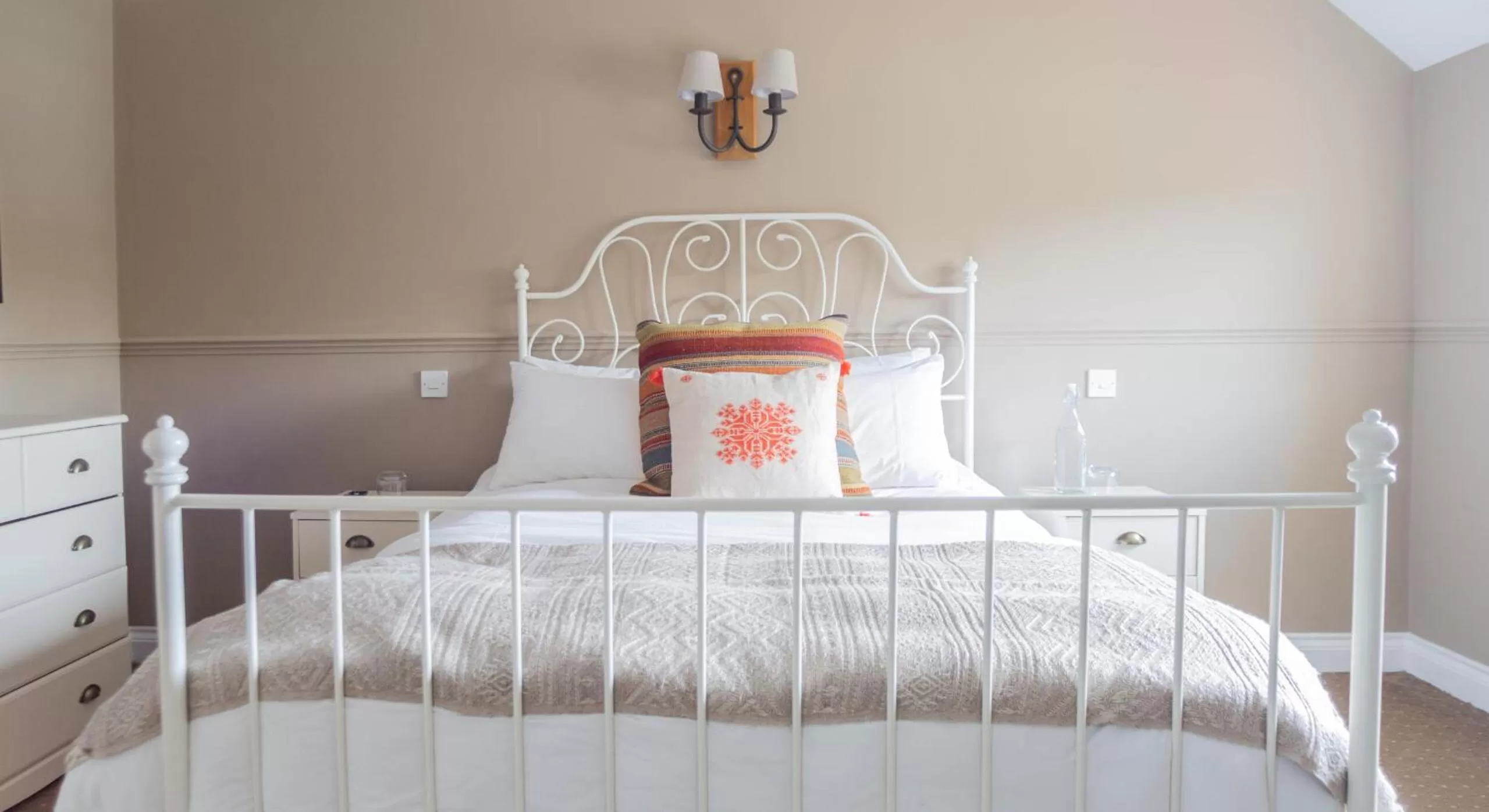 Bedroom, Bed in The Cricketers Inn