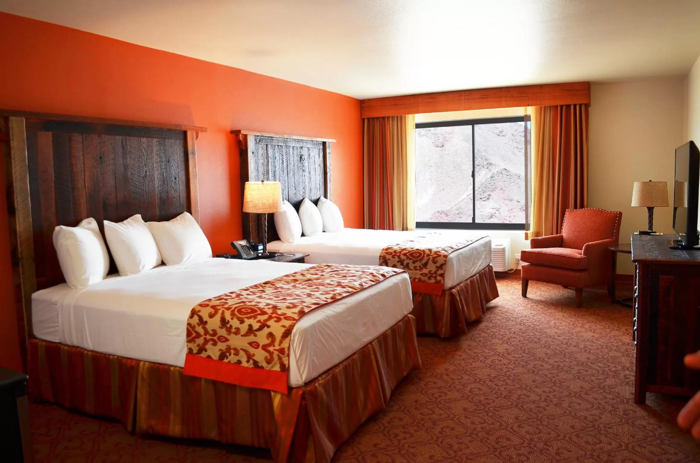 Photo of the whole room, Bed in Hoover Dam Lodge