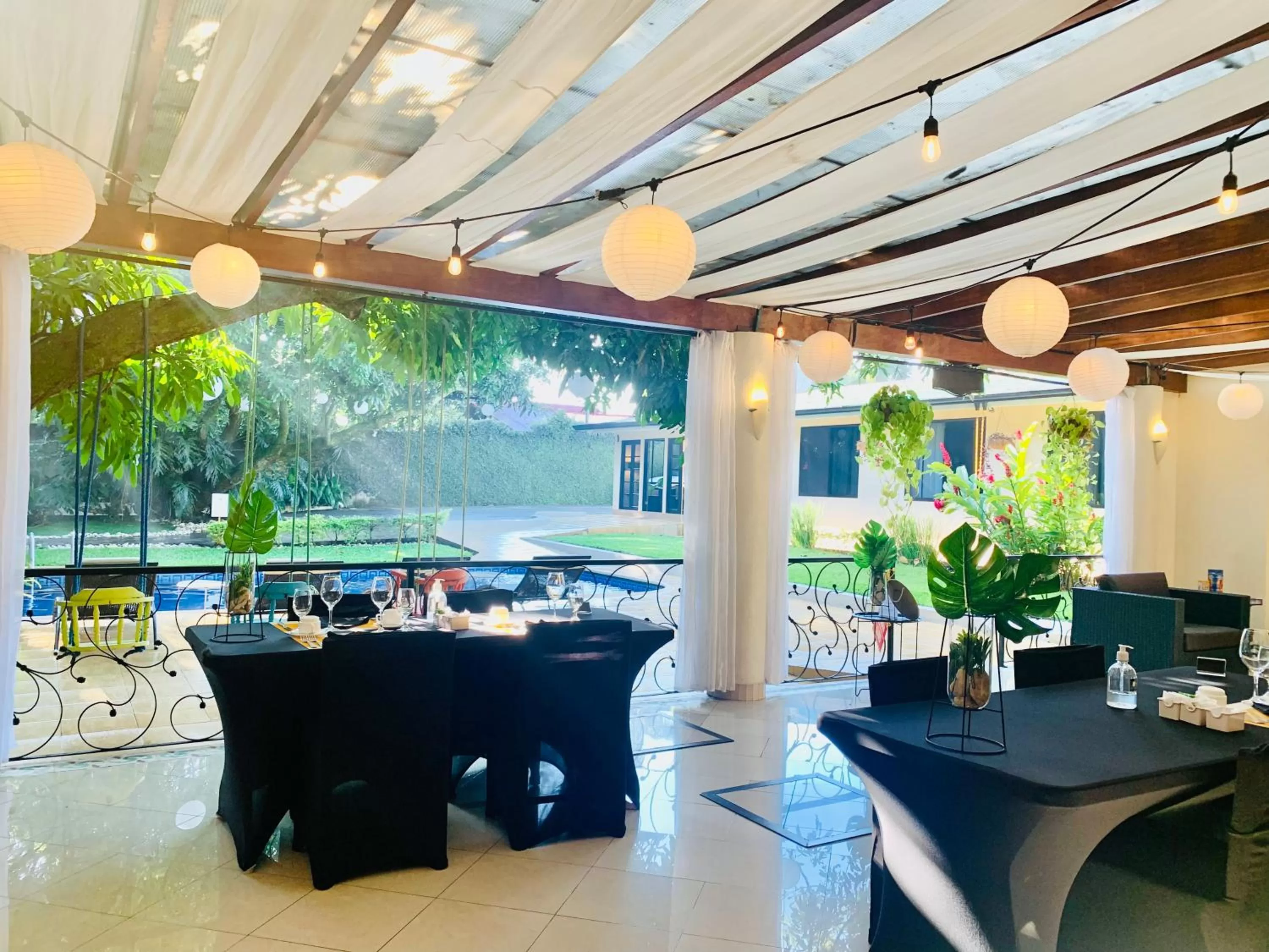 Restaurant/places to eat in Hotel Mango Airport