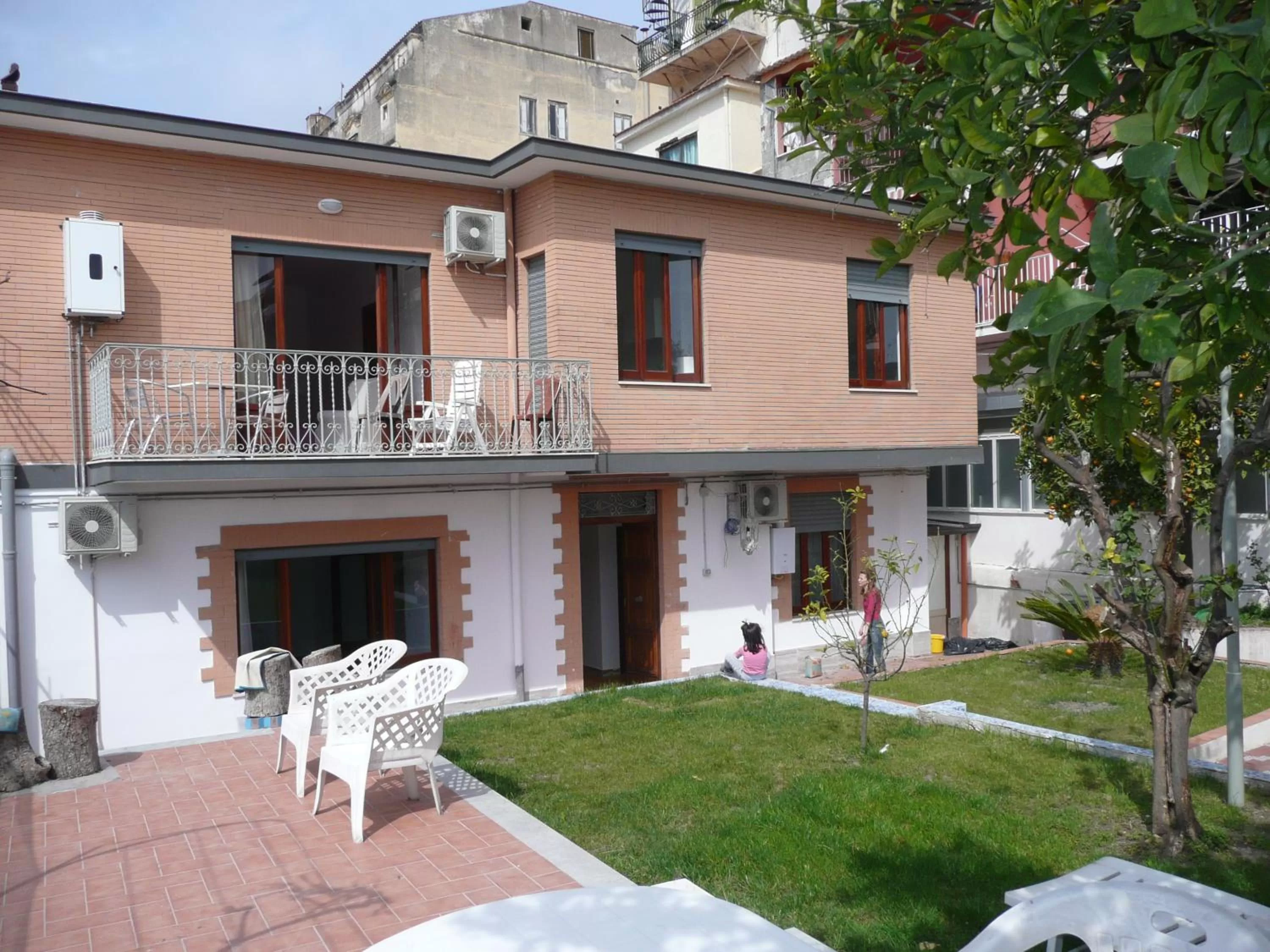Facade/entrance, Property Building in Garden House