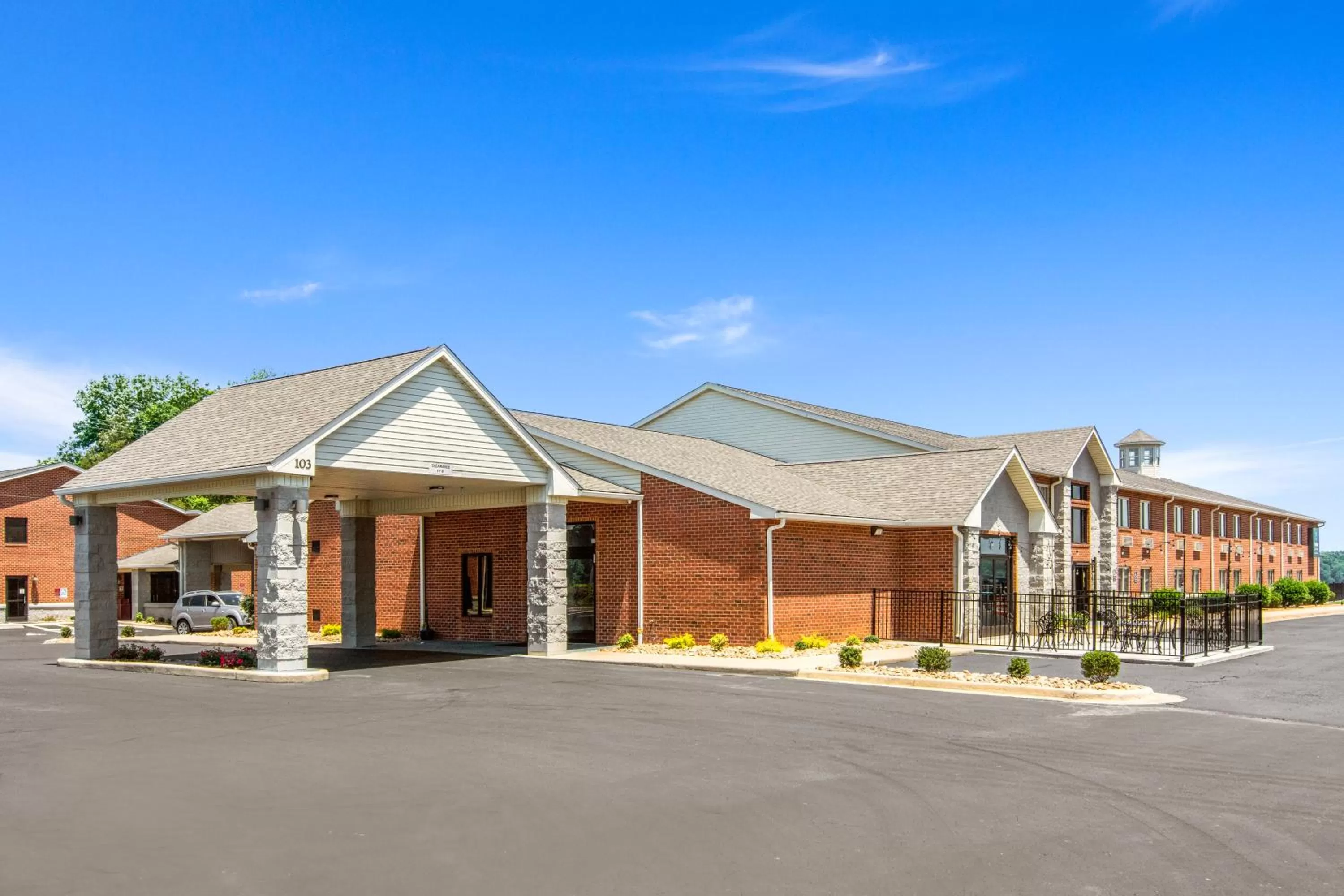 Property building in Clarion Pointe on the lake Clarksville-South Hill West