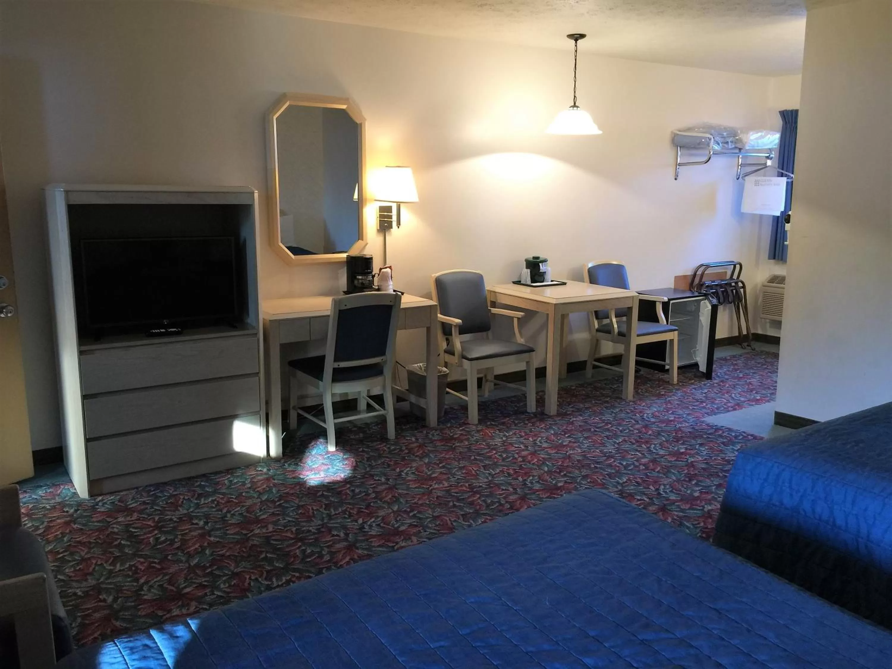 Photo of the whole room in Cedar Motor Inn