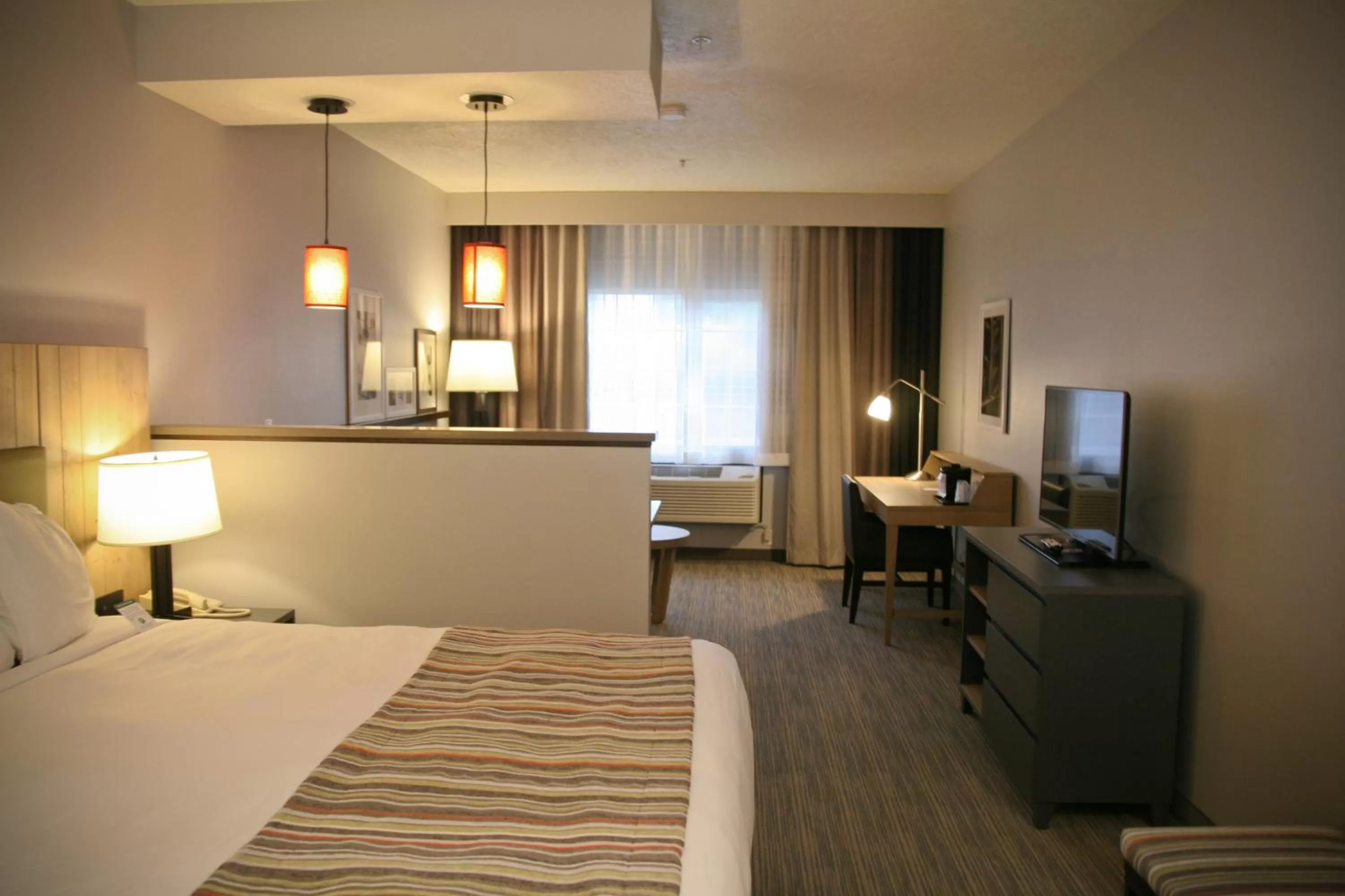 Bed in Country Inn & Suites by Radisson, Prineville, OR