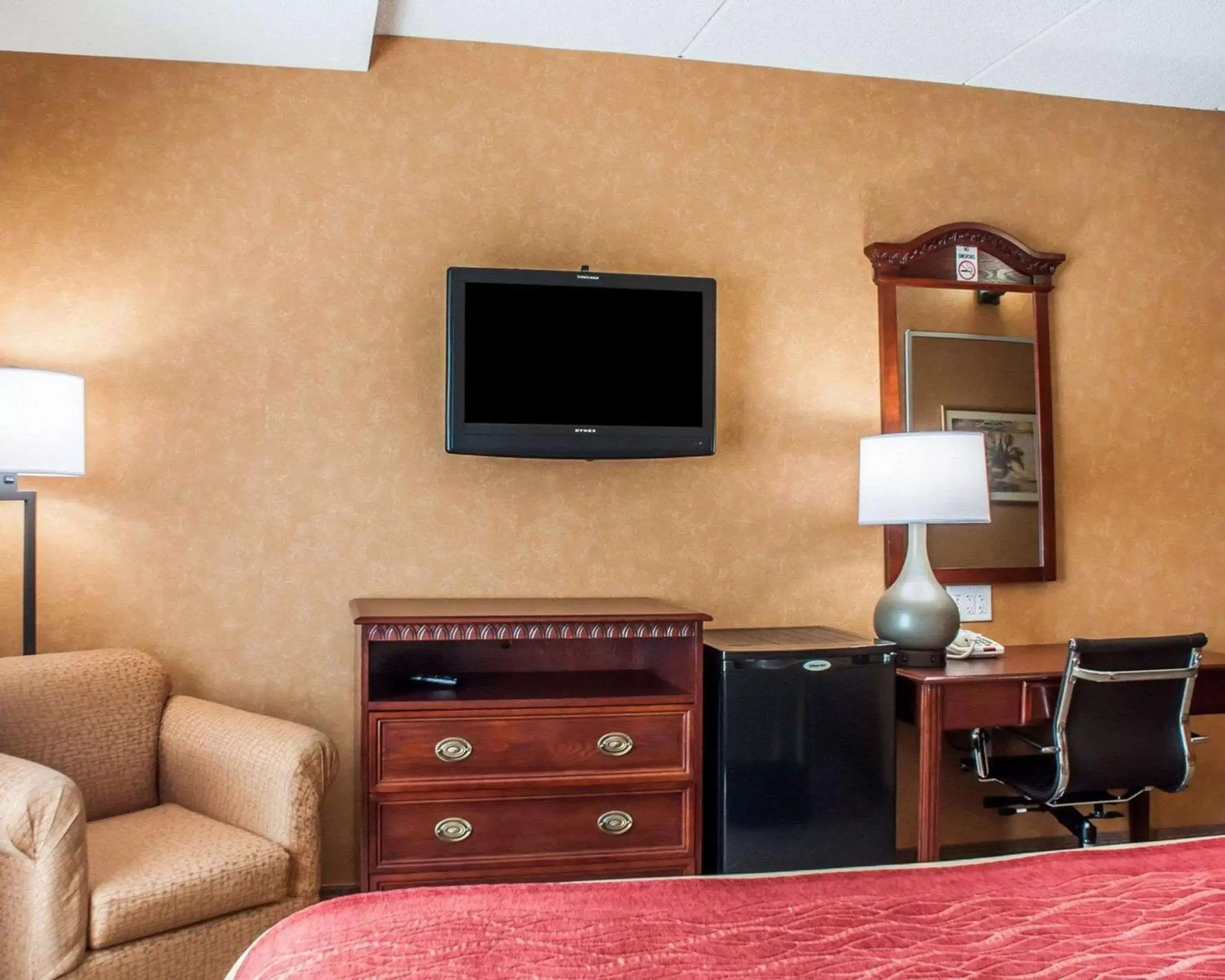 King Room - Accessible/Non-Smoking in Quality Inn Near Walden Galleria Mall King Room - Accessible/Non-Smoking in Quality Inn Near Walden Galleria Mall