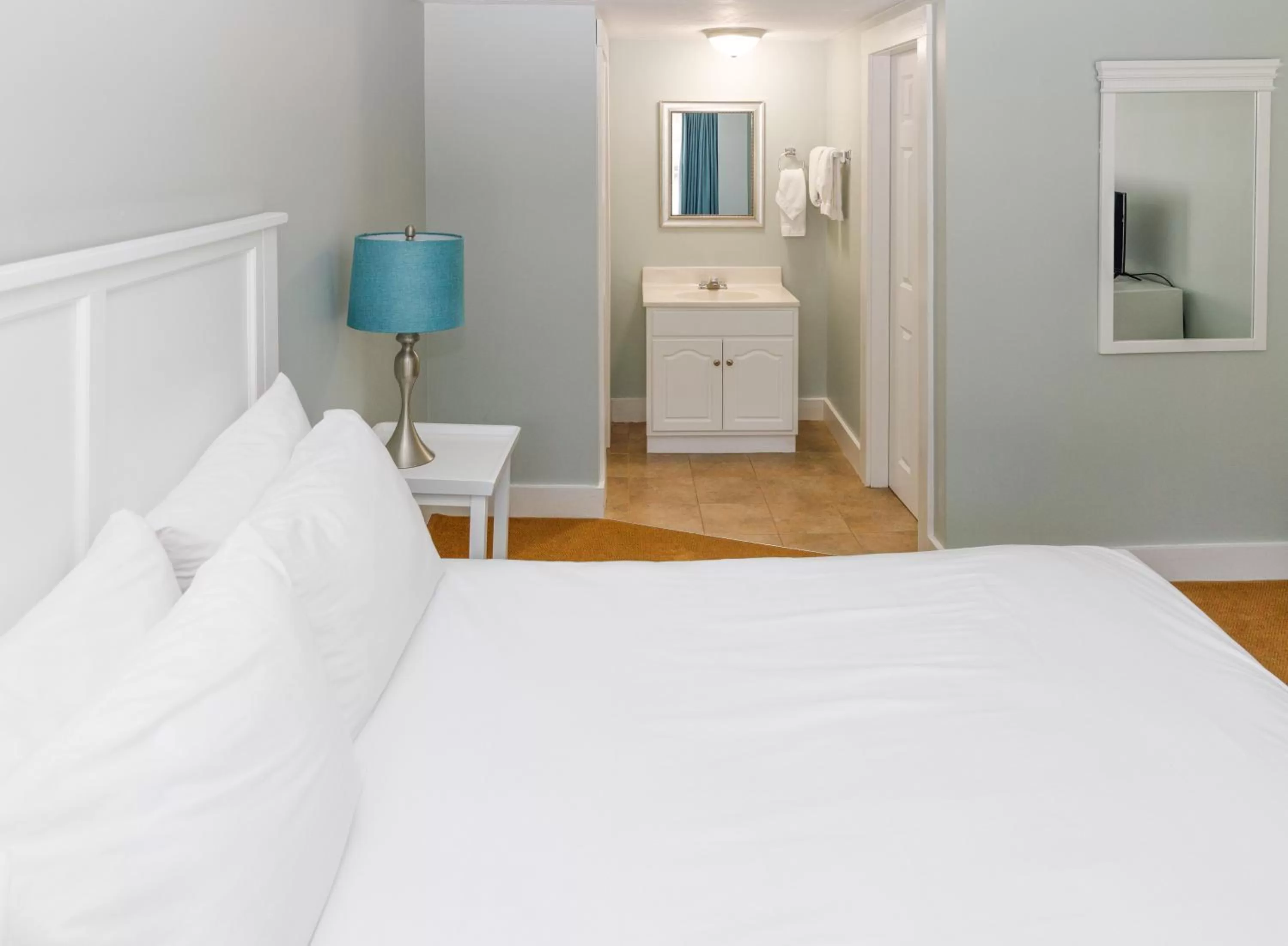 Bedroom, Bed in Admiral's Inn Resort