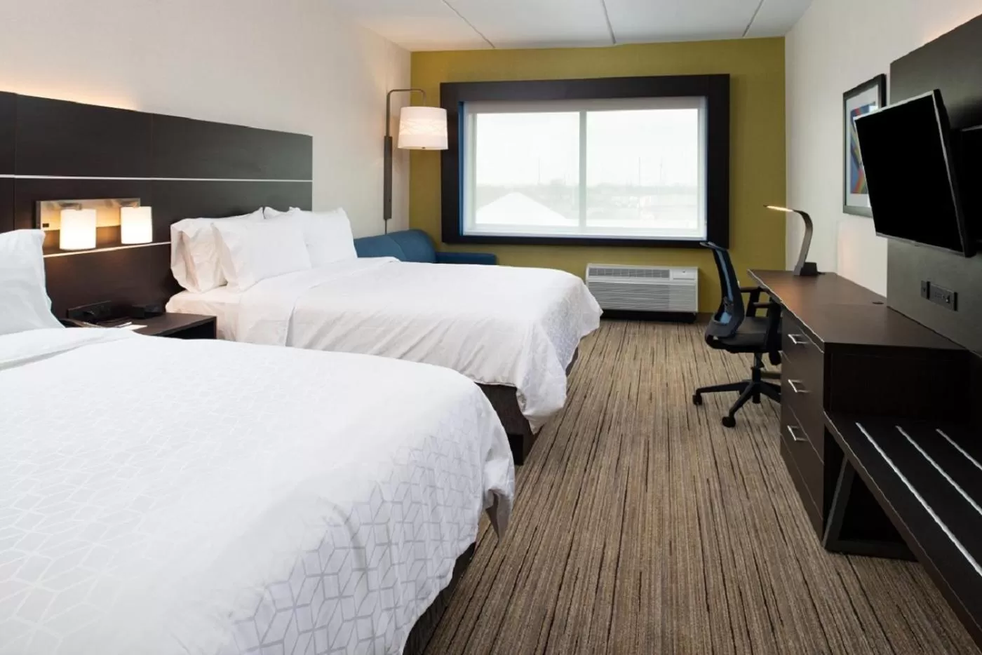 Bed in Holiday Inn Express & Suites - Romeoville - Joliet North by IHG
