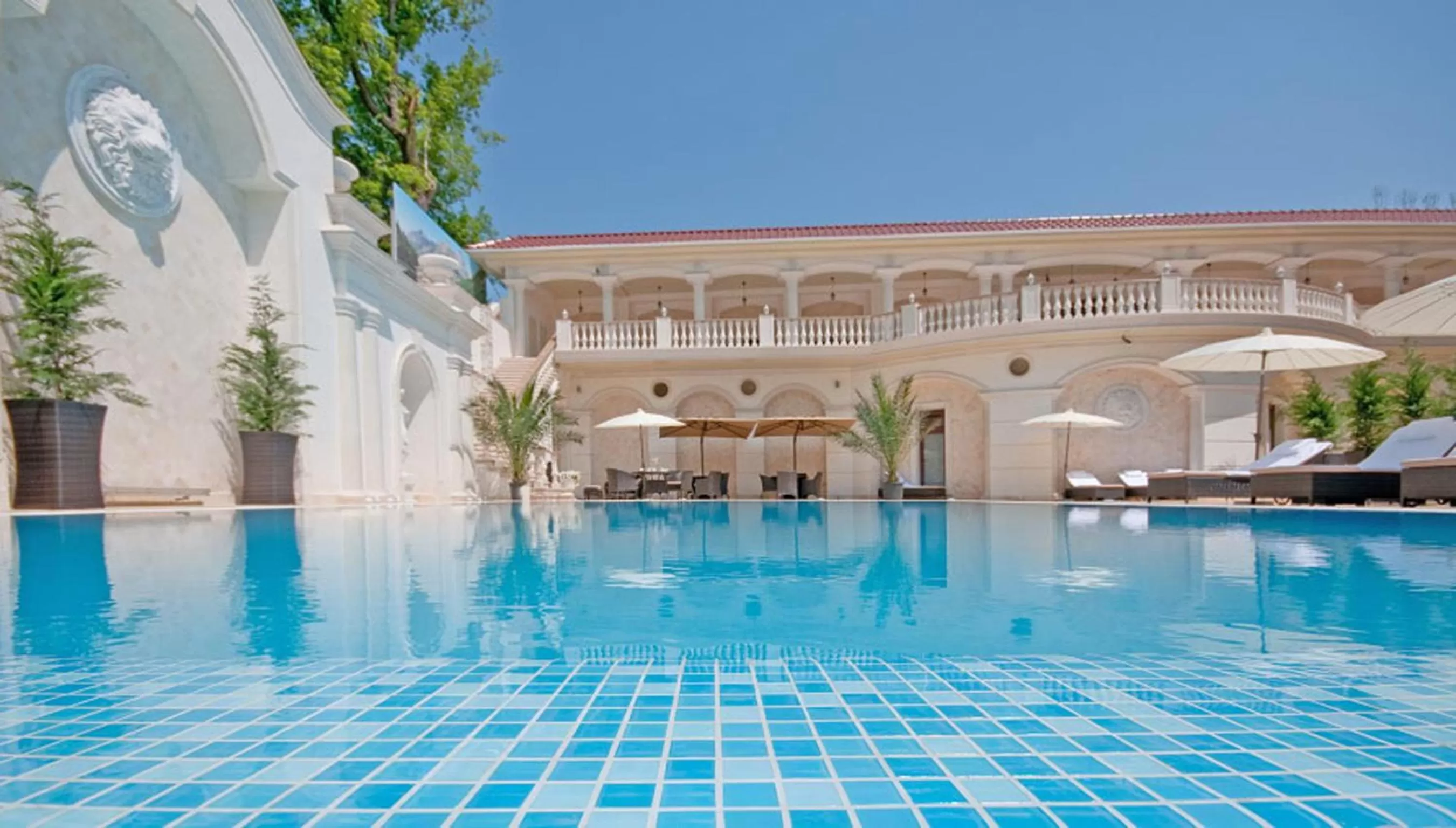 Swimming Pool in Villa le Premier Maestro