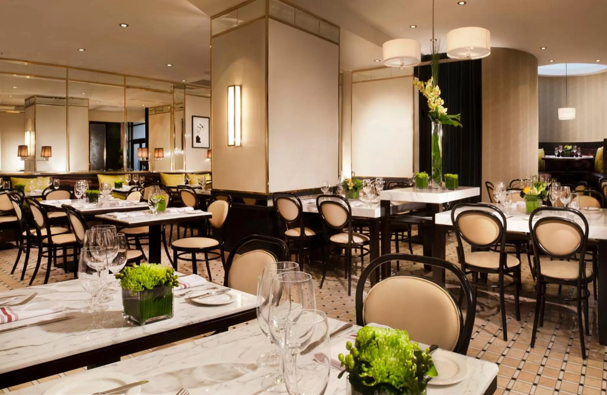 Restaurant/places to eat in Omni Mont-Royal Hotel