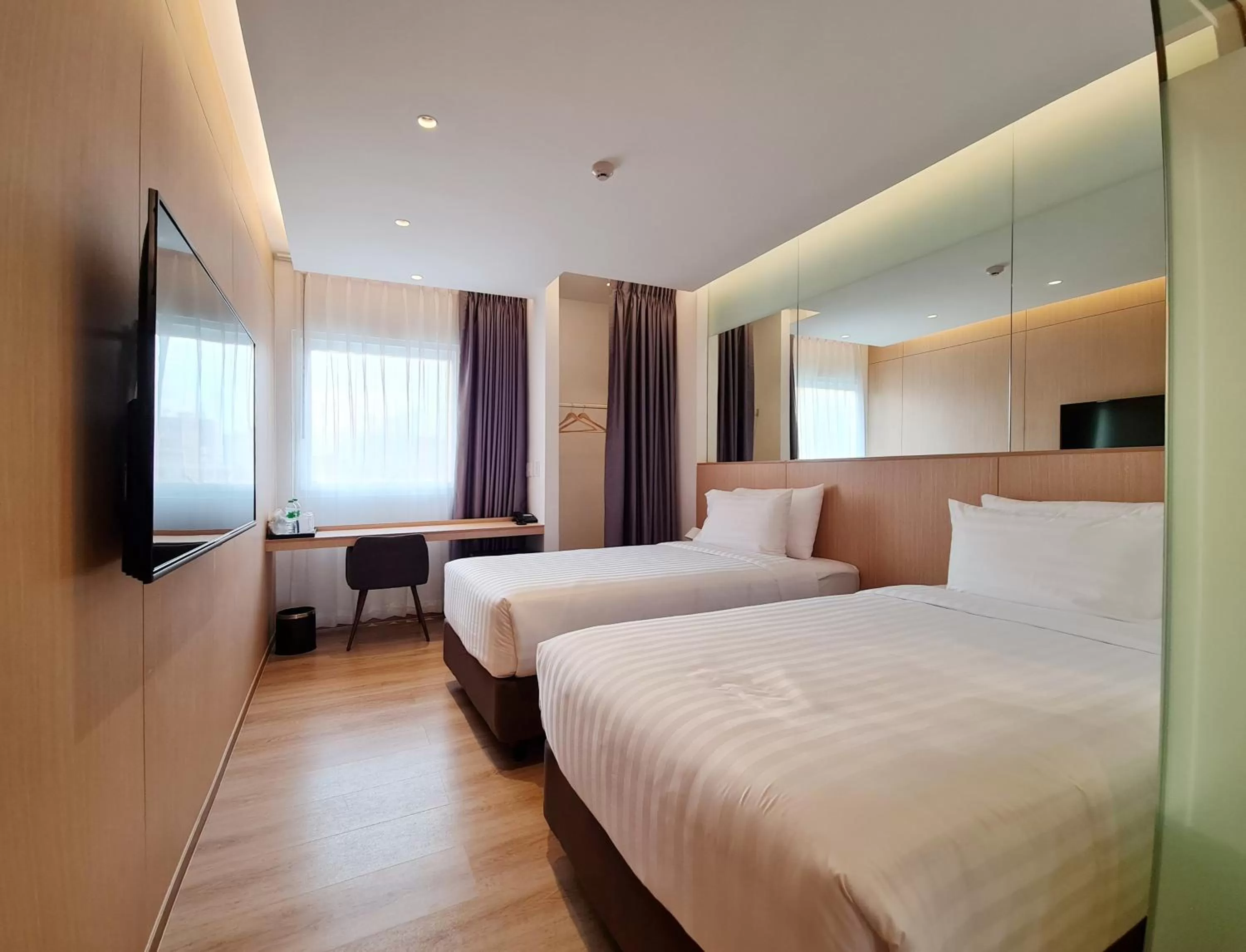 Photo of the whole room, Bed in Mintel Huamark