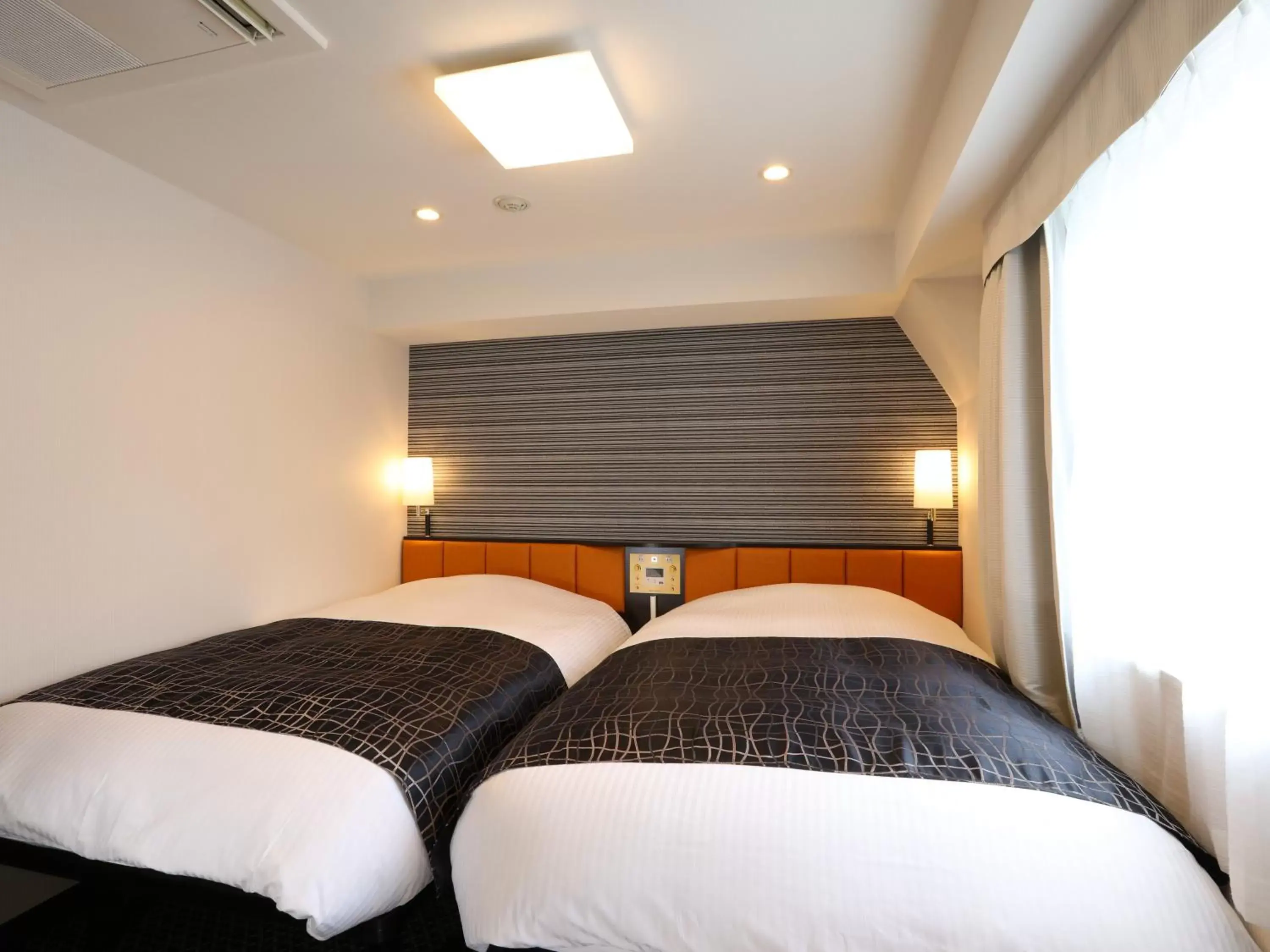 Twin Room - Non-Smoking in APA Hotel Shinjuku Kabukicho Chuo Twin Room - Non-Smoking in APA Hotel Shinjuku Kabukicho Chuo