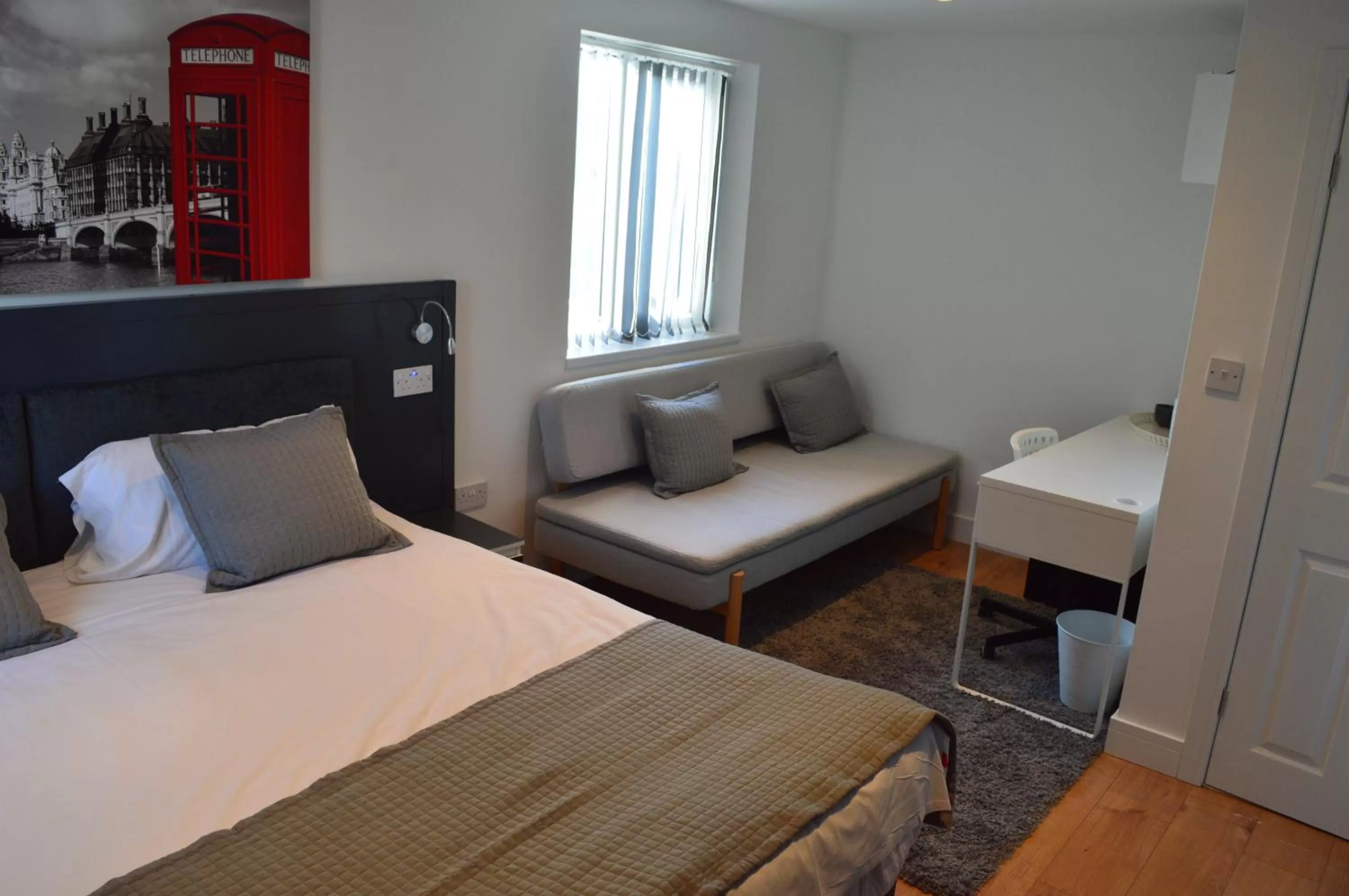 Photo of the whole room, Bed in Bell Gate House