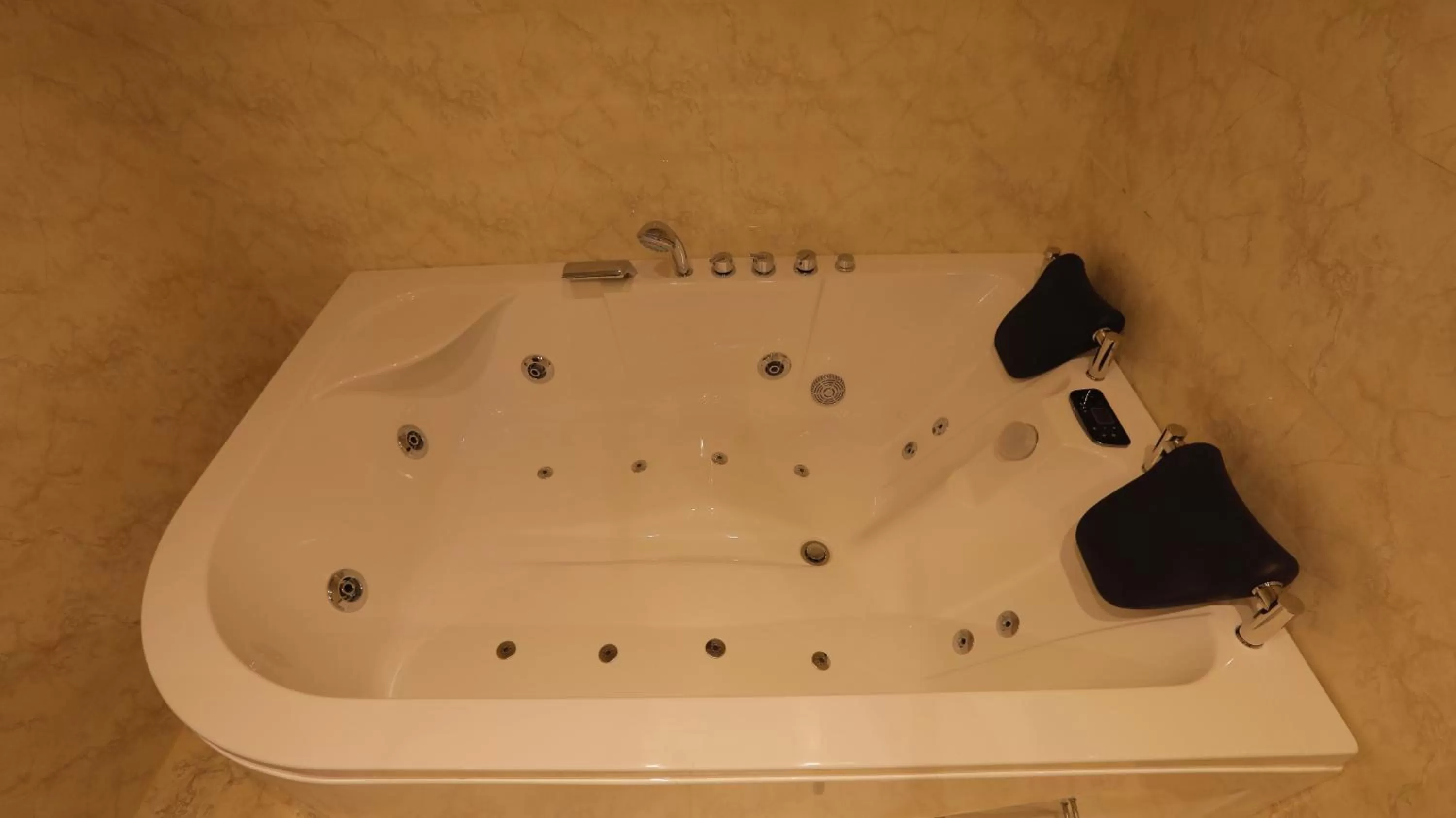 Hot Tub in Stay Inn Suites