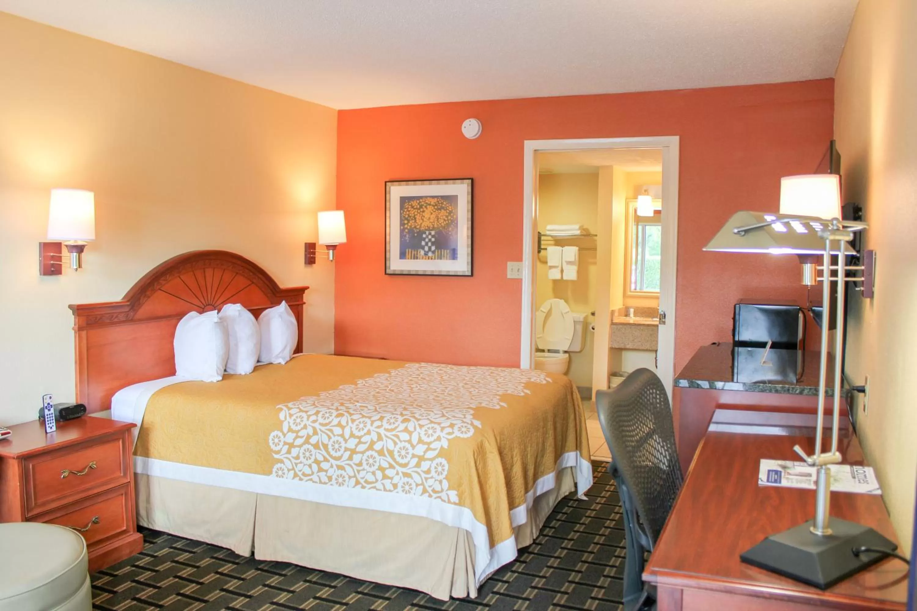 On site, Bed in Rose Garden Inn & Suites Thomasville